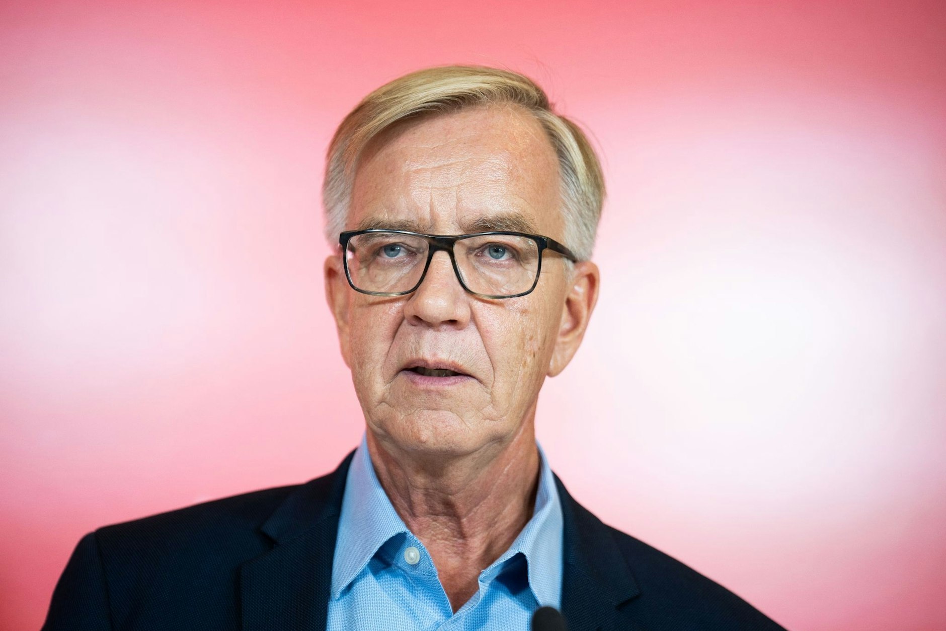 Dietmar Bartsch übt Kritik an einem Produkt im Shop des Panzermuseums.