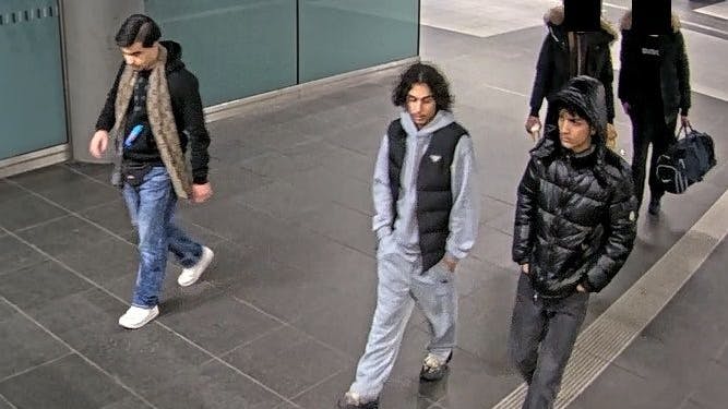 Mit diesem Foto sucht die Polizei drei jungen Männern.