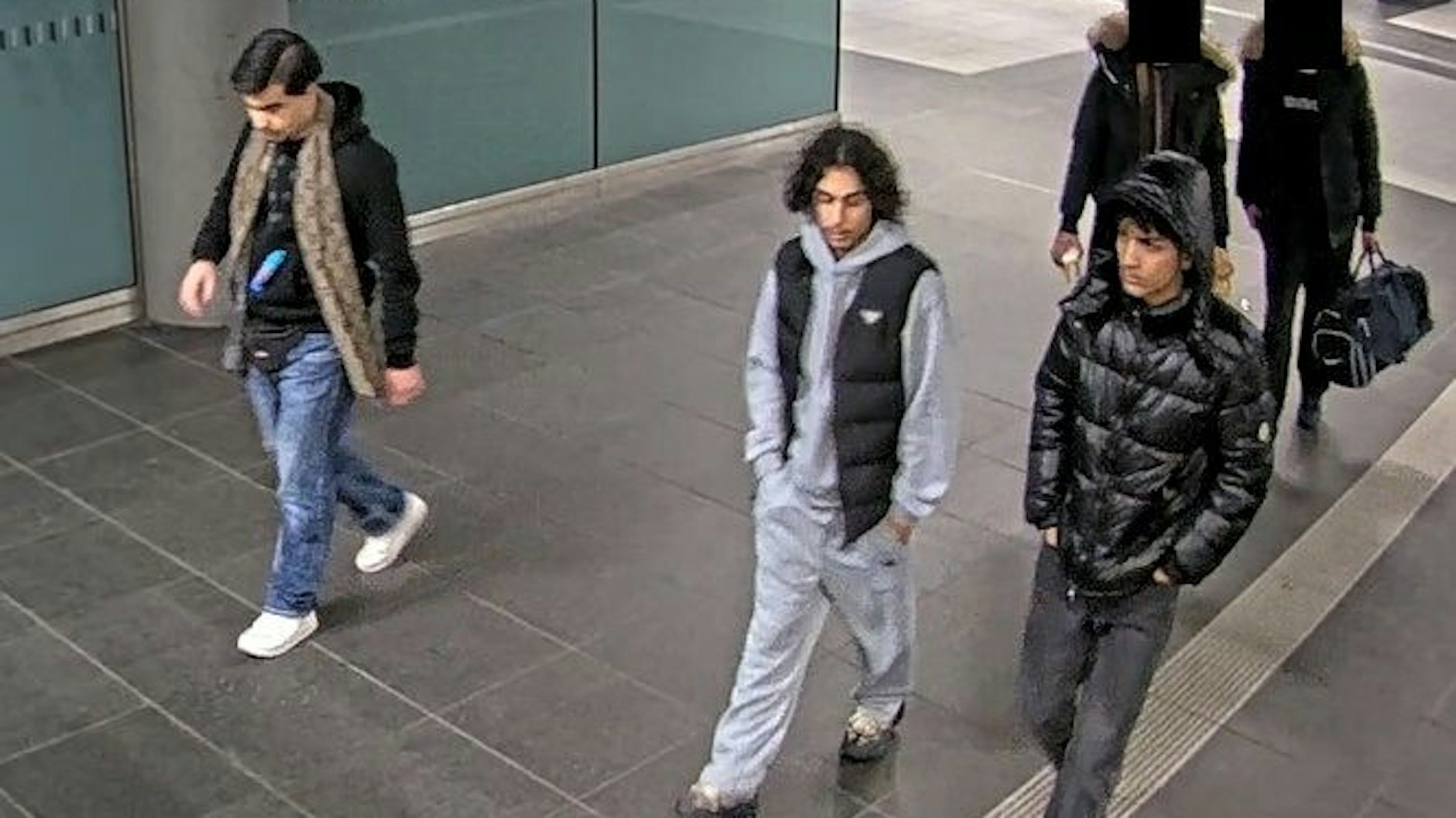 Mit diesem Foto sucht die Polizei drei jungen Männern.