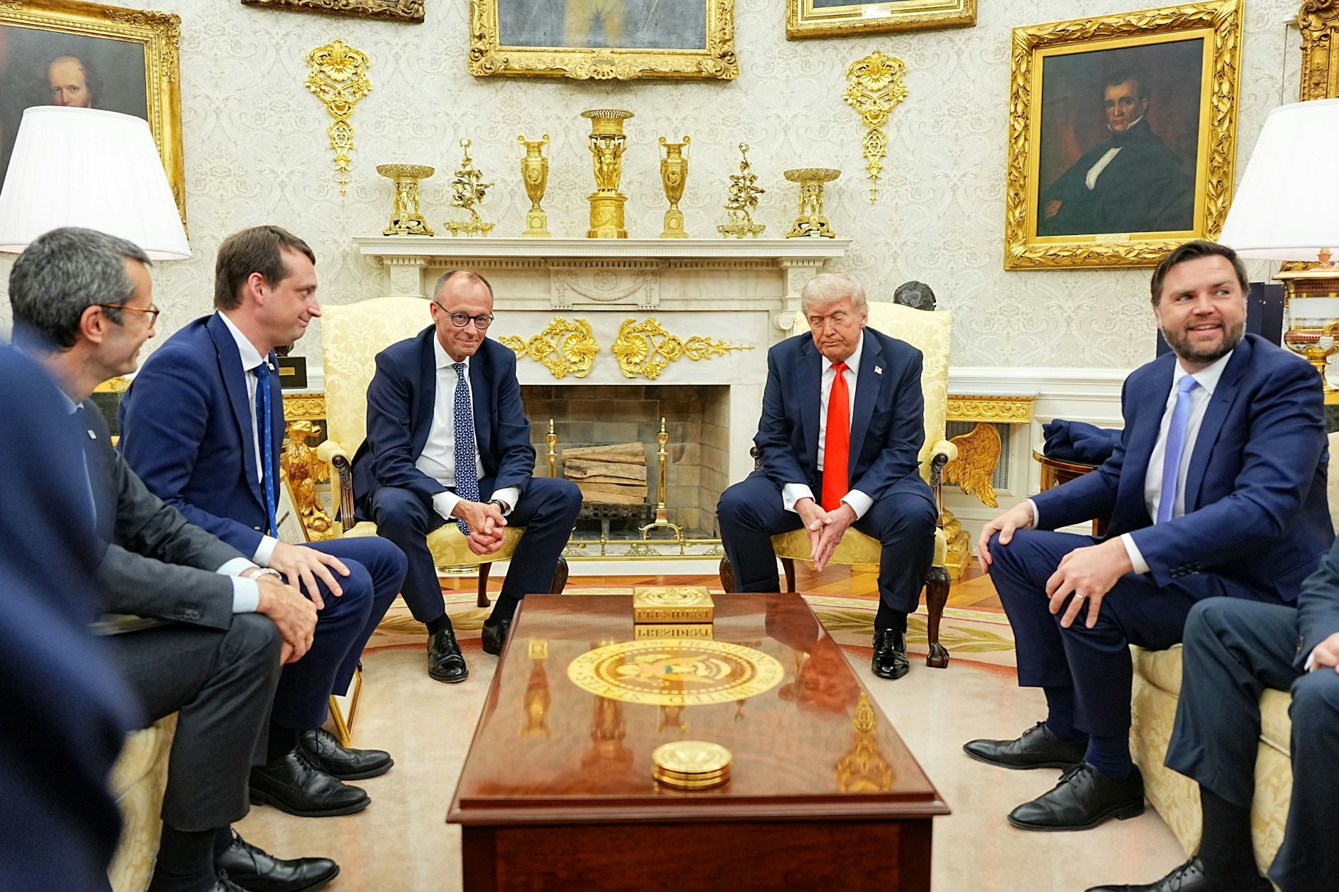 Direkt neben Friedrich Merz: Jacob Schrot, Büroleiter des Kanzlers, bei Donald Trump im Weißen Haus am Donnerstag.