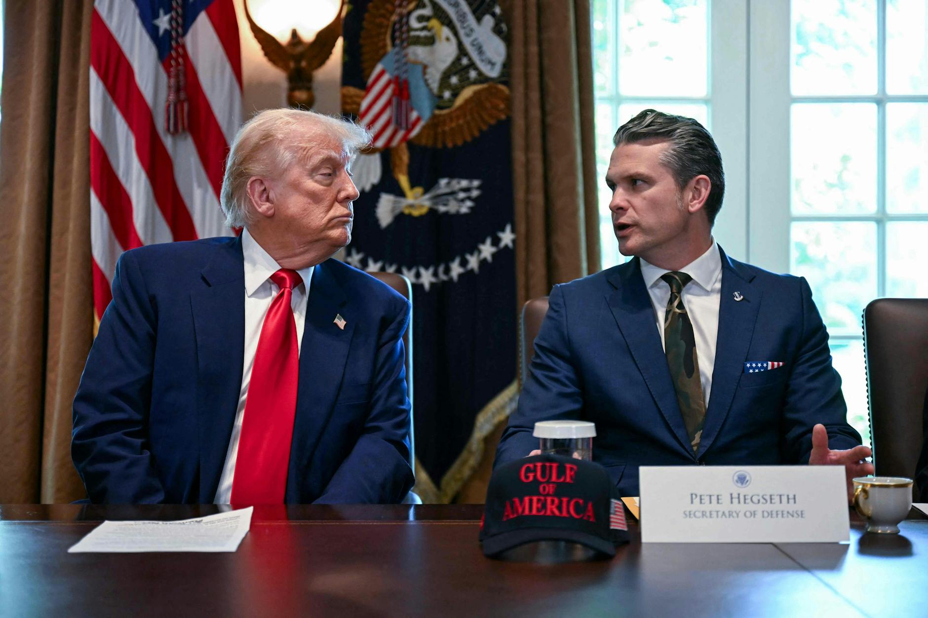 US-Präsident Donald Trump und sein Verteidigungsminister Pete Hegseth während einer Kabinettssitzung im Weißen Haus in Washington.