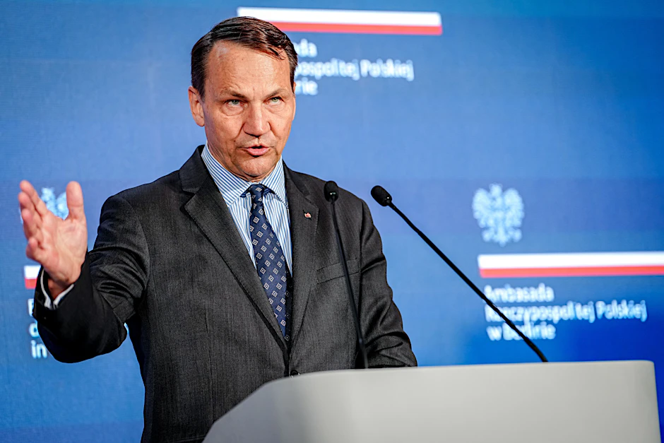 Polens Außenminister Radoslaw Sikorski beim Deutsch-Polnischen Forum 2025 in der polnischen Botschaft in Berlin