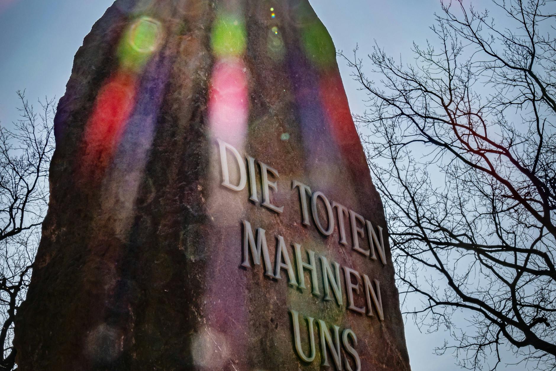 Die Sonne brennt über der Gedenkstätte der Sozialsten auf dem Zentralfriedhof in Berlin Friedrichsfelde.