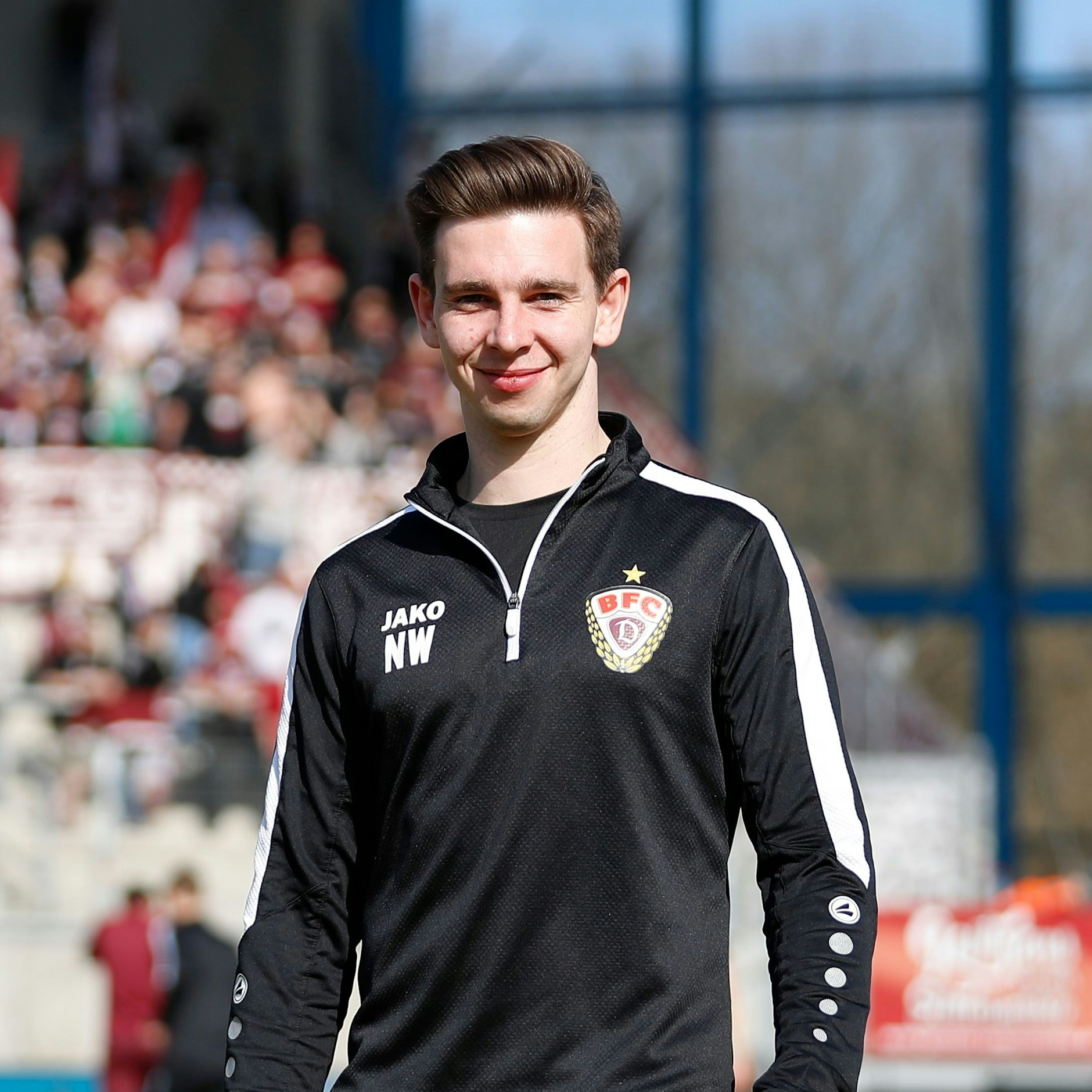 BFC-Garderobe war mal, jetzt trägt Nils Weiler Klamotten von Rot-Weiß Erfurt.