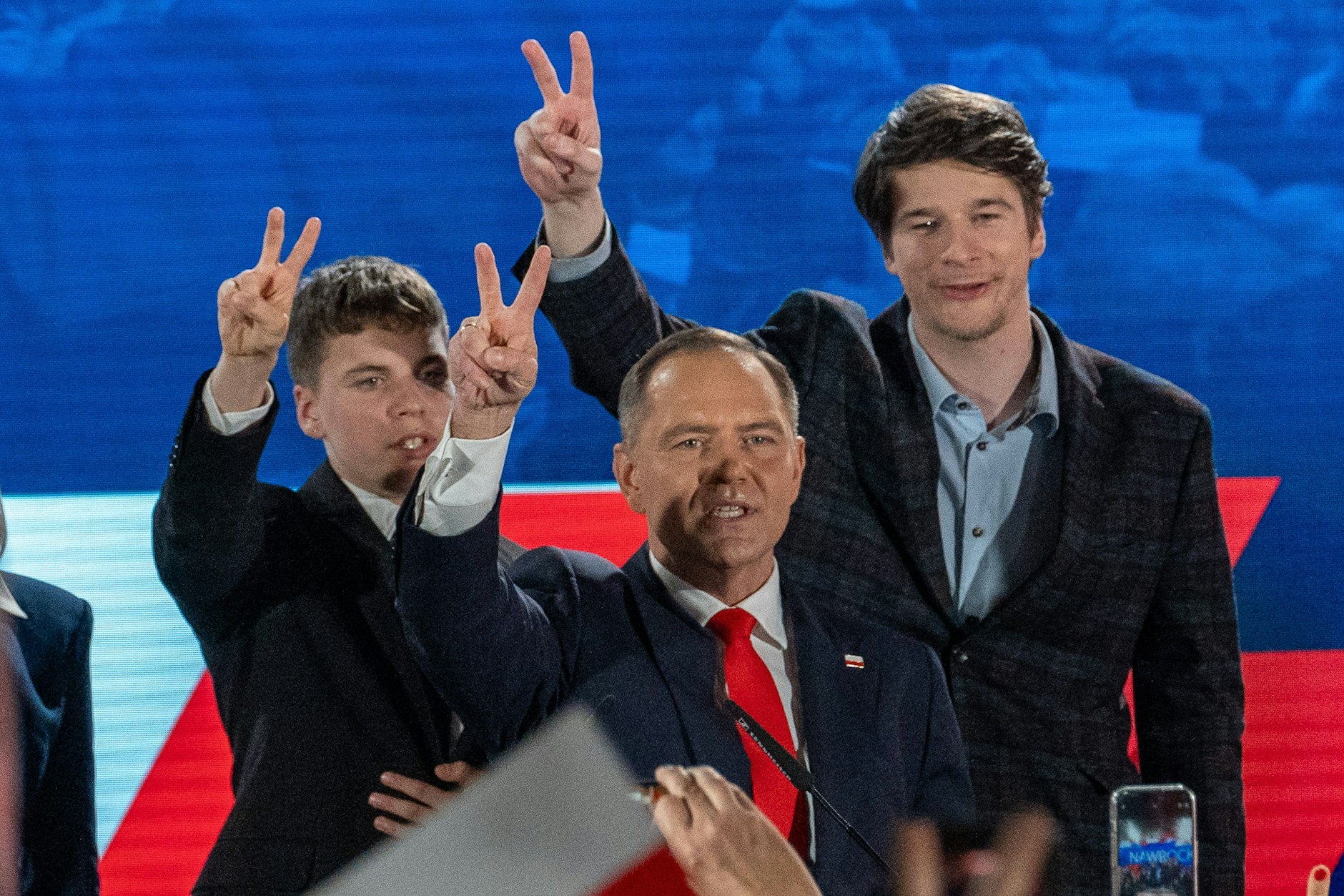 Der Sieger: Der neue polnische Präsident Karol Nawrocki und seine beiden Söhne lassen sich von Anhängern in Warschau feiern