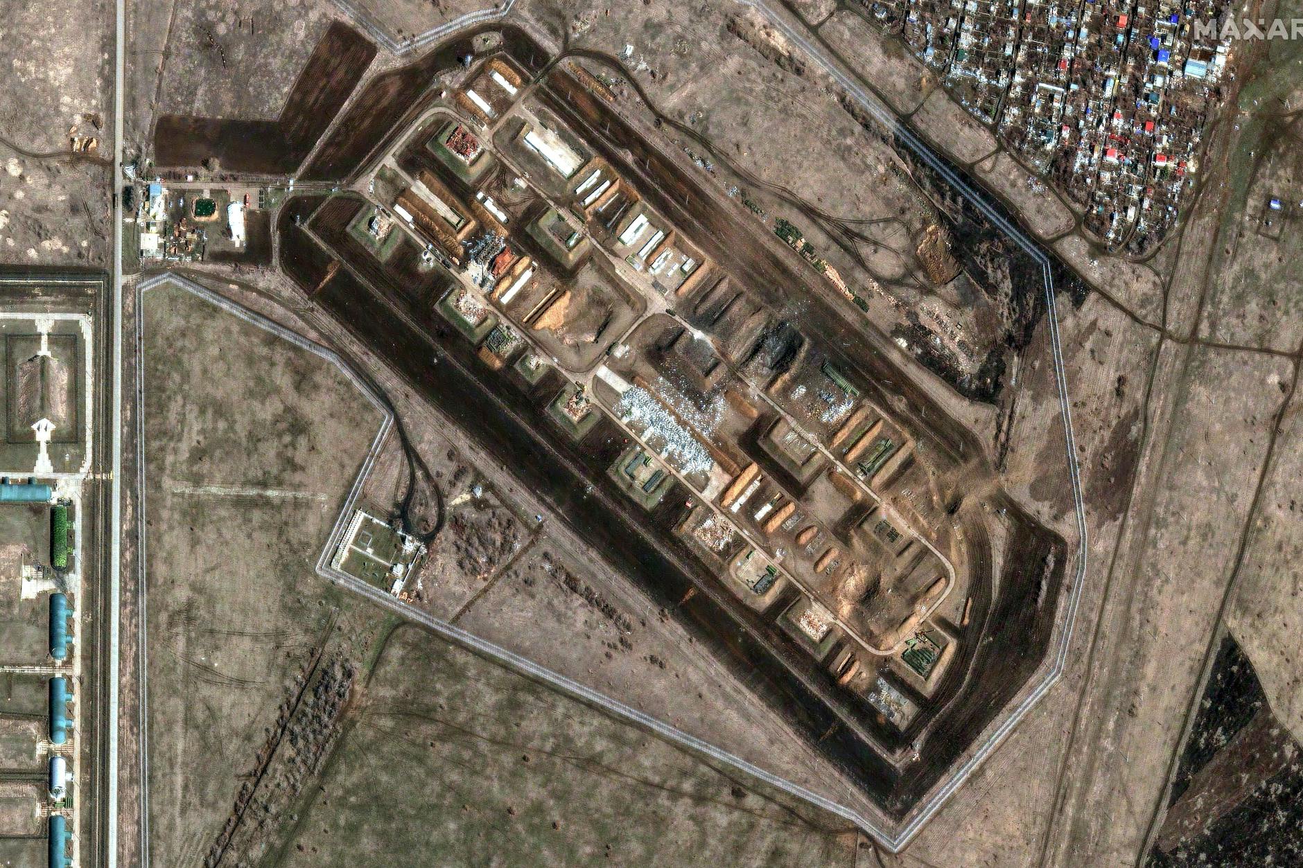 Dieses Satellitenfoto zeigt ein beschädigtes Munitions- und Waffenlager auf dem russischen Luftwaffenstützpunkt in Engels, Region Saratow, am Freitag, 21. März 2025.