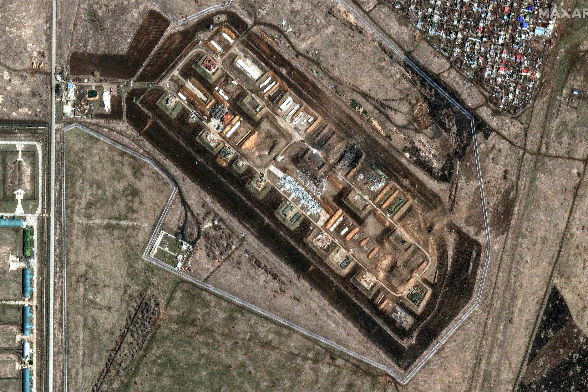 Dieses Satellitenfoto zeigt ein beschädigtes Munitions- und Waffenlager auf dem russischen Luftwaffenstützpunkt in Engels, Region Saratow, am Freitag, 21. März 2025.