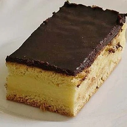 Lockerer Biskuitboden, Puddingcreme, eine Schicht Butterkekse mit Weinbrand und Schokoguss: Diese Komponenten machen den Schnapskuchen aus der DDR zu einem Klassiker. Im Rezept zeigen wir Ihnen, wie Sie den LPG-Kuchen ganz einfach backen,
