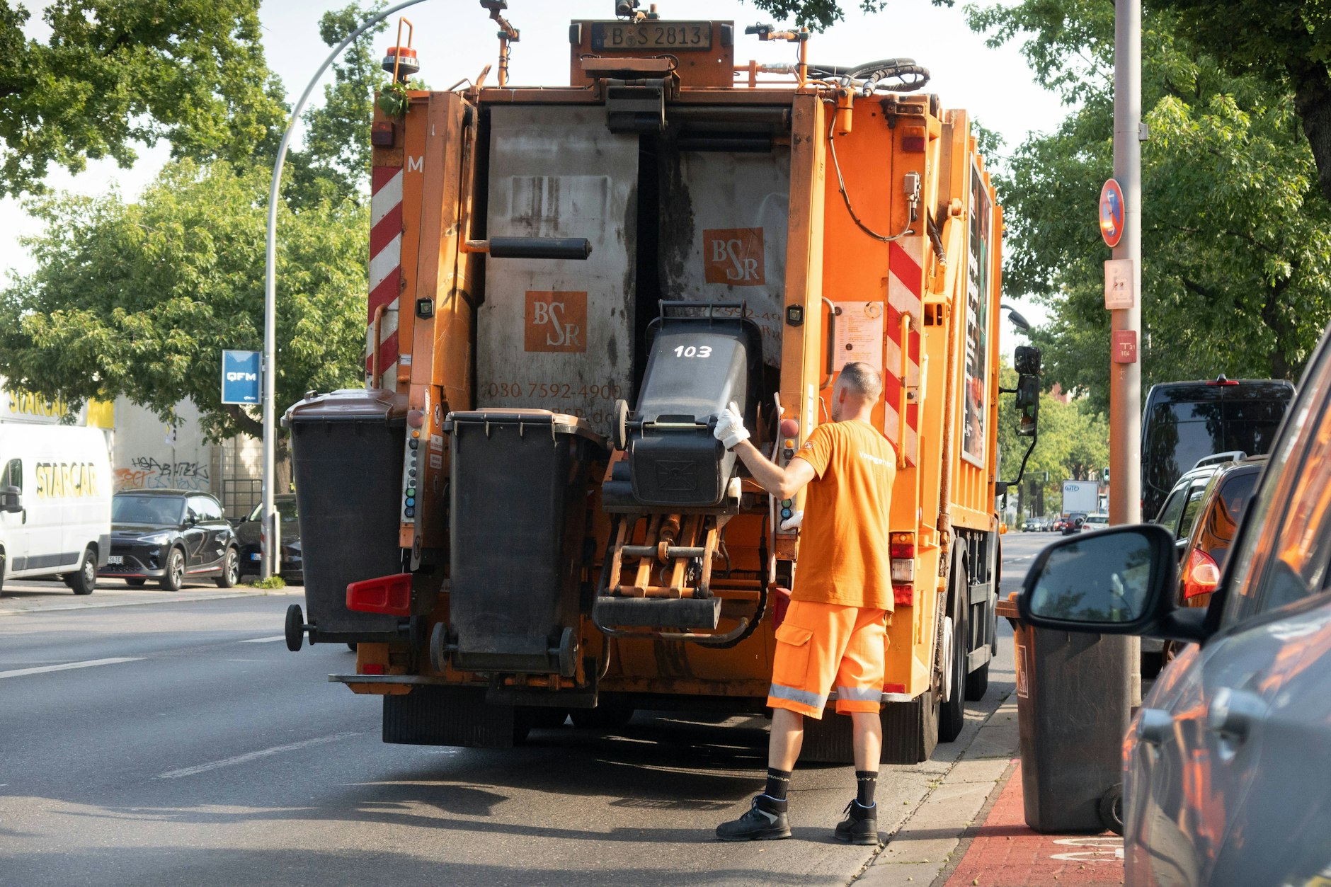 In Berlin verschieben sich die Müllabfuhrtermine der Berliner Stadtreinigung (BSR) wegen Pfingsten.
