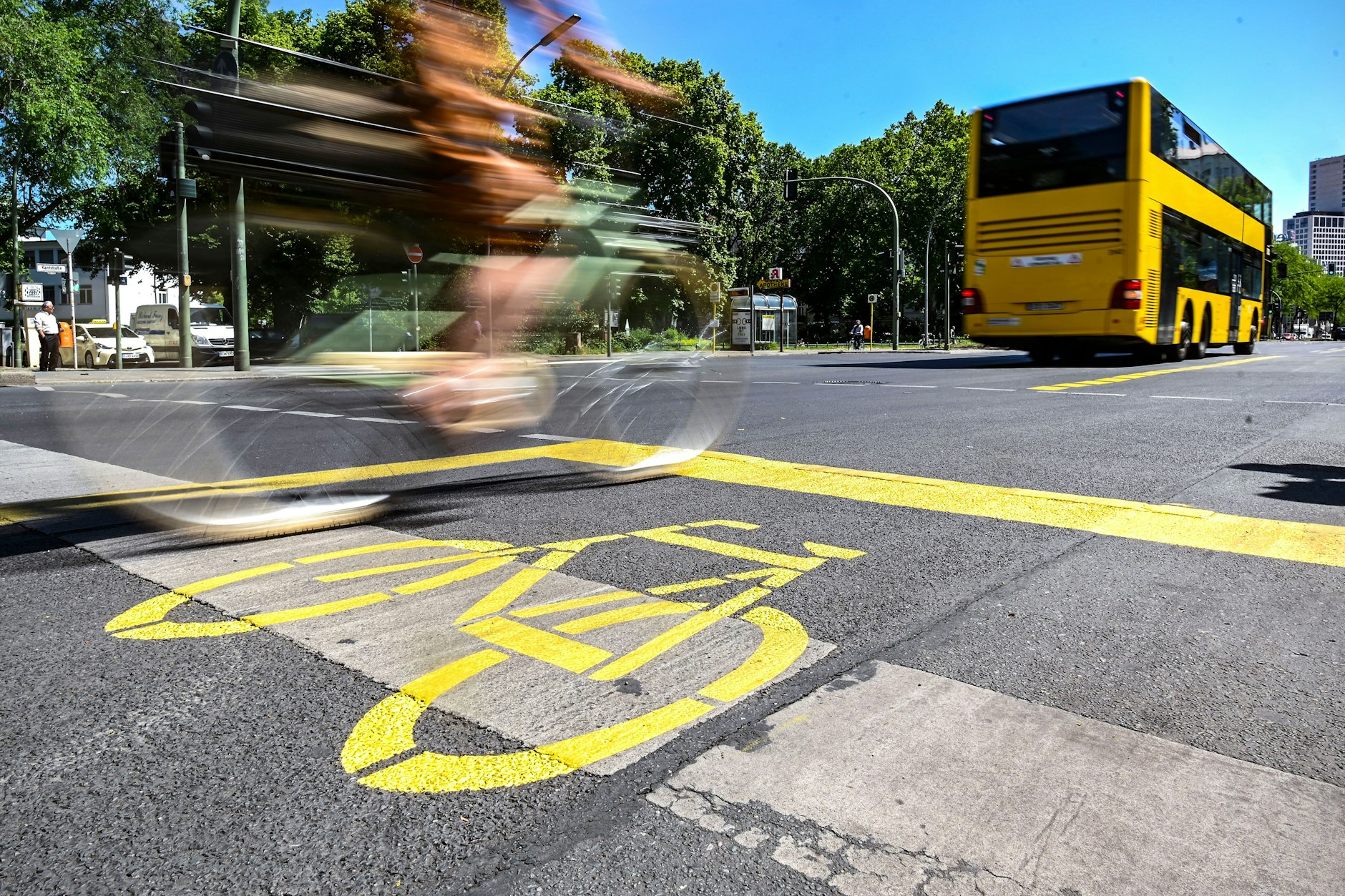 Der Pop-up-Radweg in der Kantstraße in Charlottenburg: Nach fünf Jahren sind seine Tage gezählt.