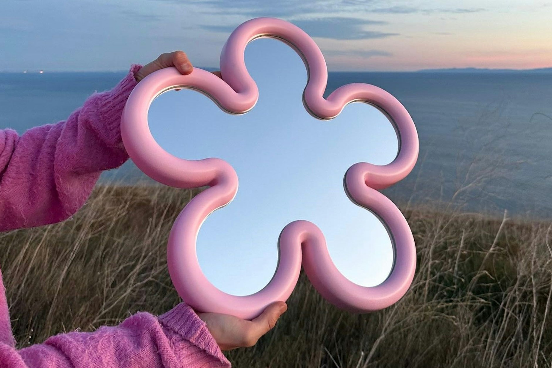 Ein Spiegel wie gemalt: Der Hype um die Designs von Gustaf Westman kommt nicht von ungefähr.