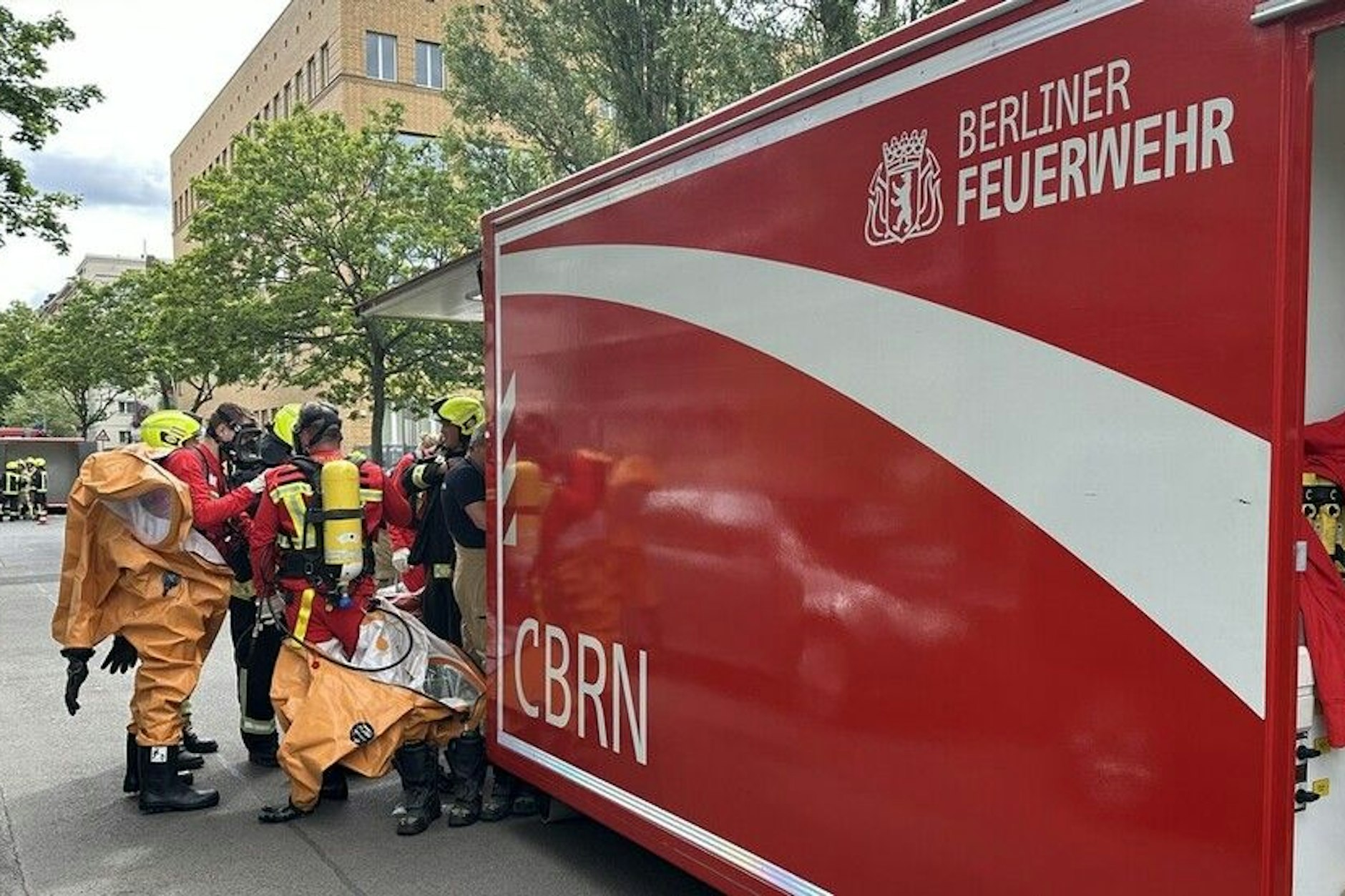 Die Feuerwehr bei ihrem Einsatz in der Bundesallee.