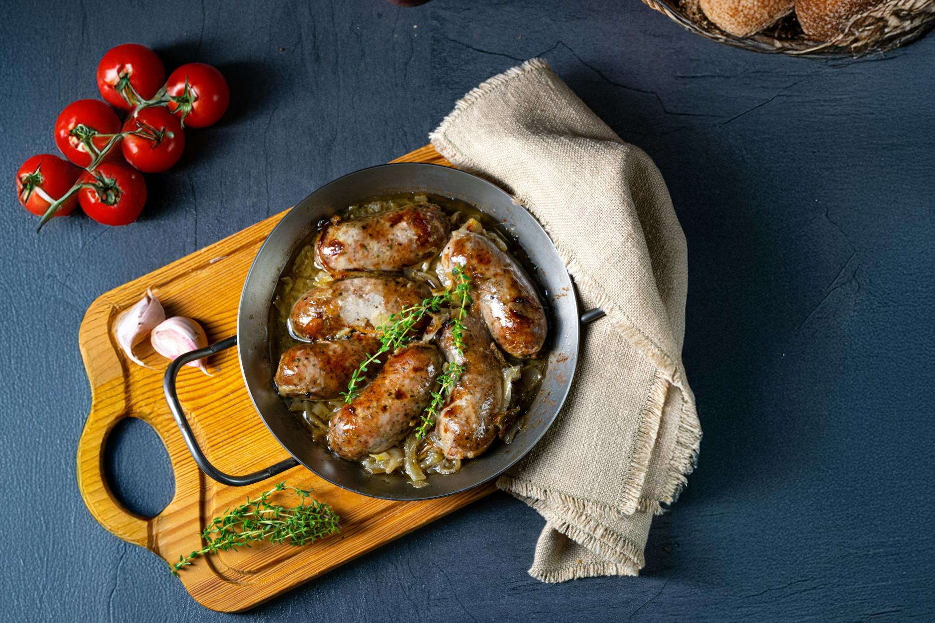 Wer anderen eine Bratwurst brät, hat Schwein gehabt.