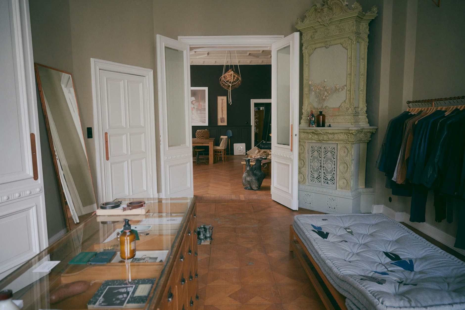 Vor 15 Jahren bezog Leder die Enfilade zur Kantstraße; rechts eine Liege des Berliner Matratzenmaestros Daniel Heer, bestickt von Armi Rass.