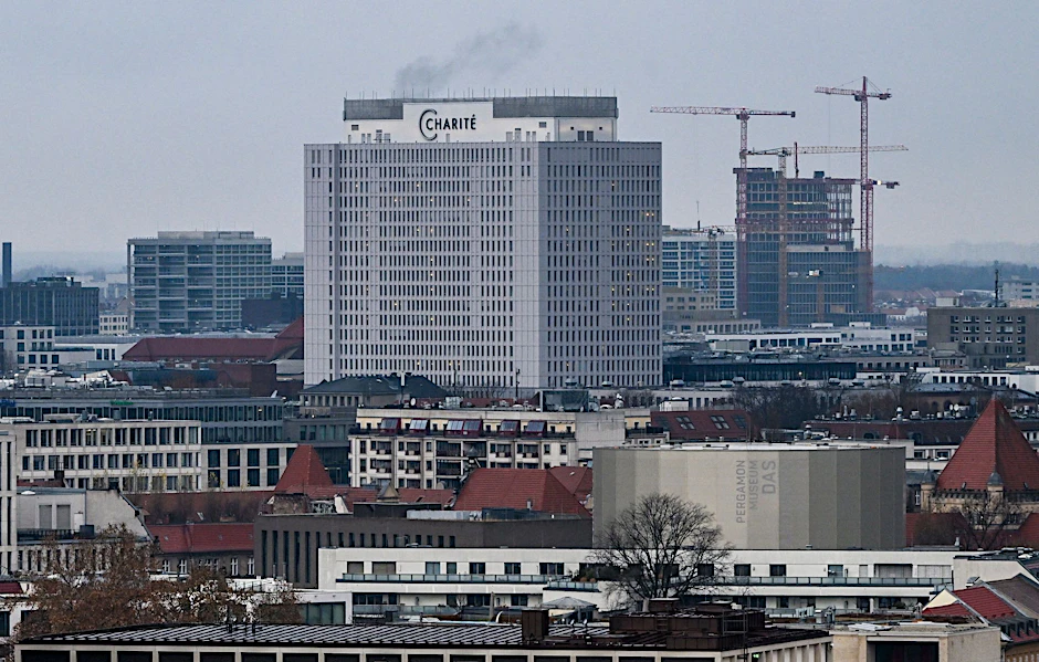Das Bettenhochhaus der Charité in Berlin-Mitte