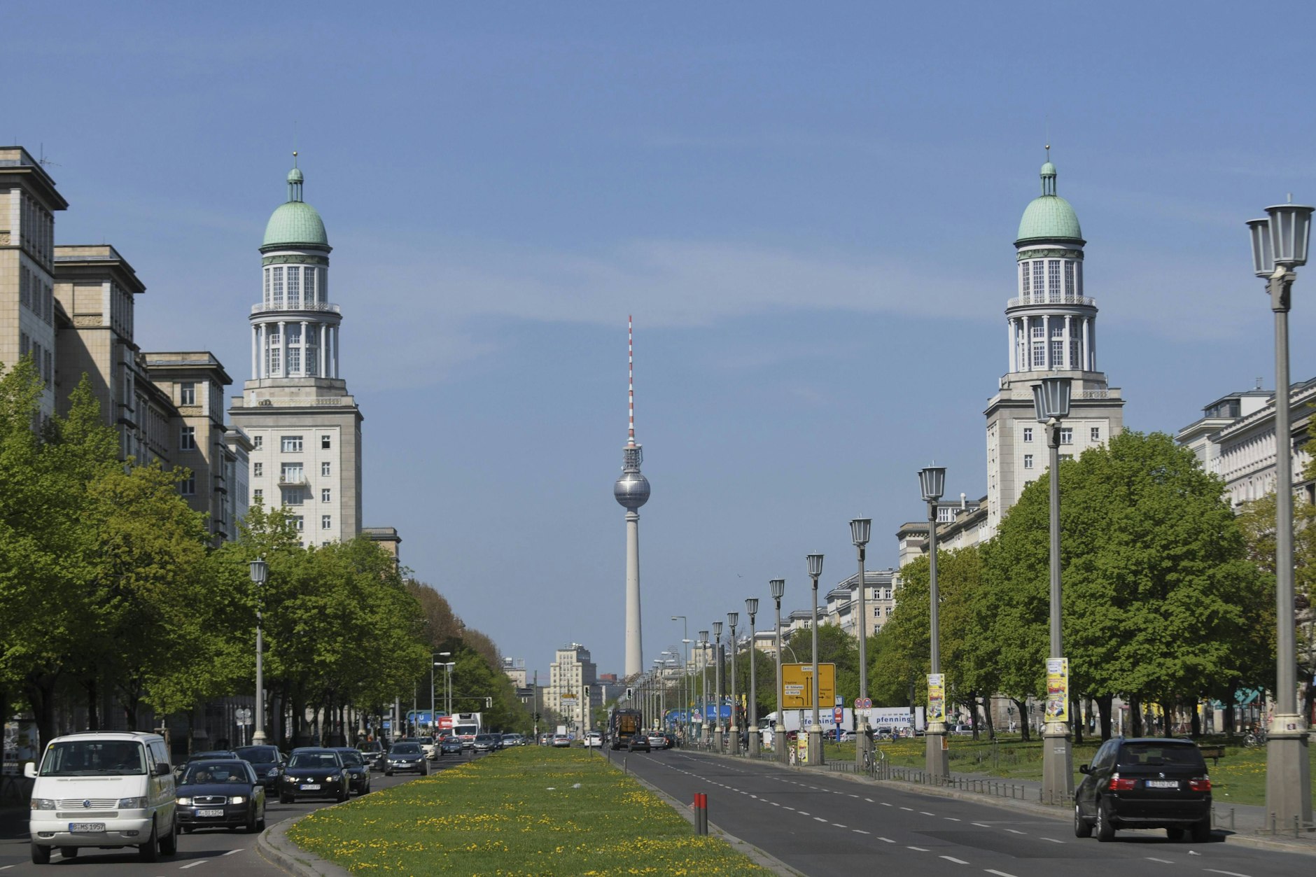 Blick auf die ikonischen Kuppelbauten des Frankfurter Tors. Noch ist es ruhig auf der Karl-Marx-Allee. Doch am Sonntag wird der Boulevard zur Partymeile.