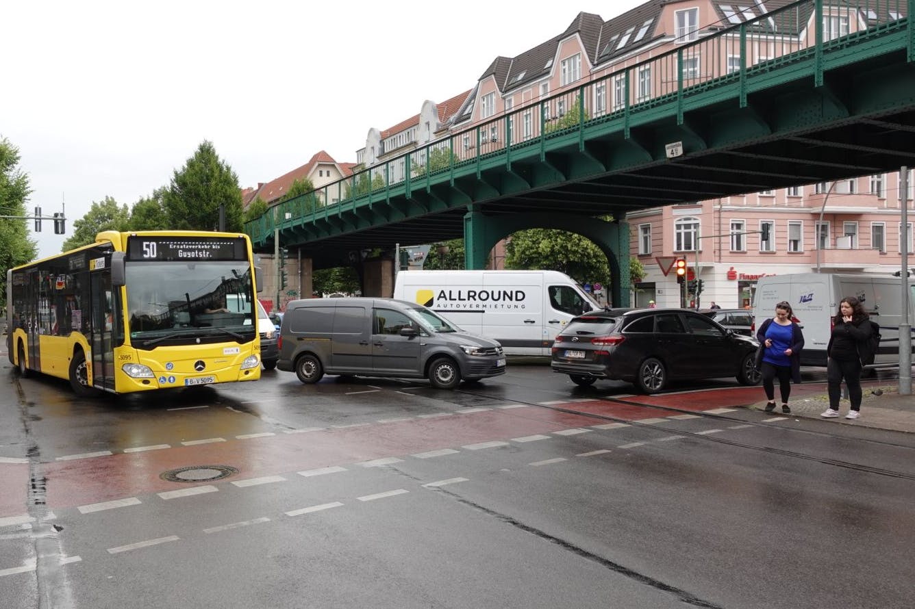 Die Kreuzung an der Schönhauser Allee ist komplett zugefahren: Der BVG-Bus muss in dritter Reihe stehen, um hier zu wenden.