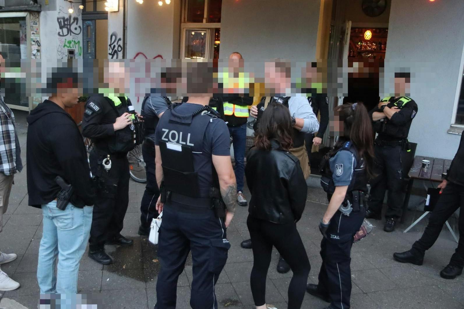 Im Bezirk Neukölln wurden am Donnerstagabend mehrere Bars durchsucht.