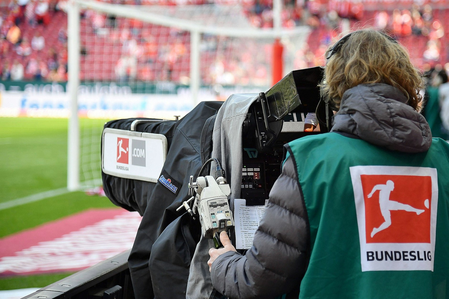 Die Bundesliga wird von Freitag bis Sonntag im Pay-TV übertragen. Nur einzeln ausgewählte Partien sind im Free-TV empfangbar.