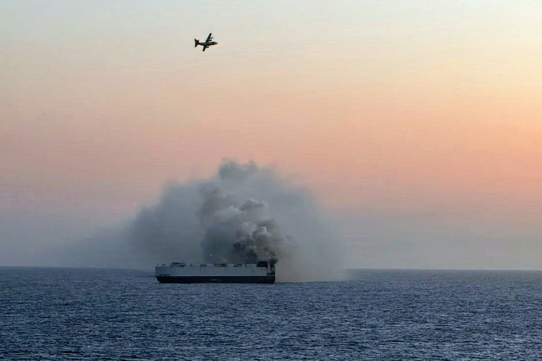 Vor der Küste Alaskas brennt seit Tagen ein Frachter mit 3000 Autos an Bord, darunter auch mehrere E-Autos.