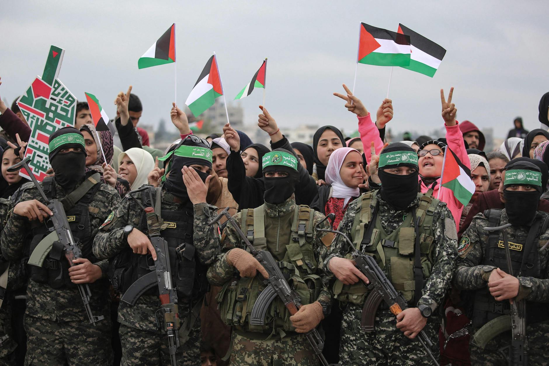 22. Februar 2025: Palästinenser und Hamas-Kämpfer kurz vor der Freilassung israelischer Geiseln im Rahmen eines Gefangenenaustauschs