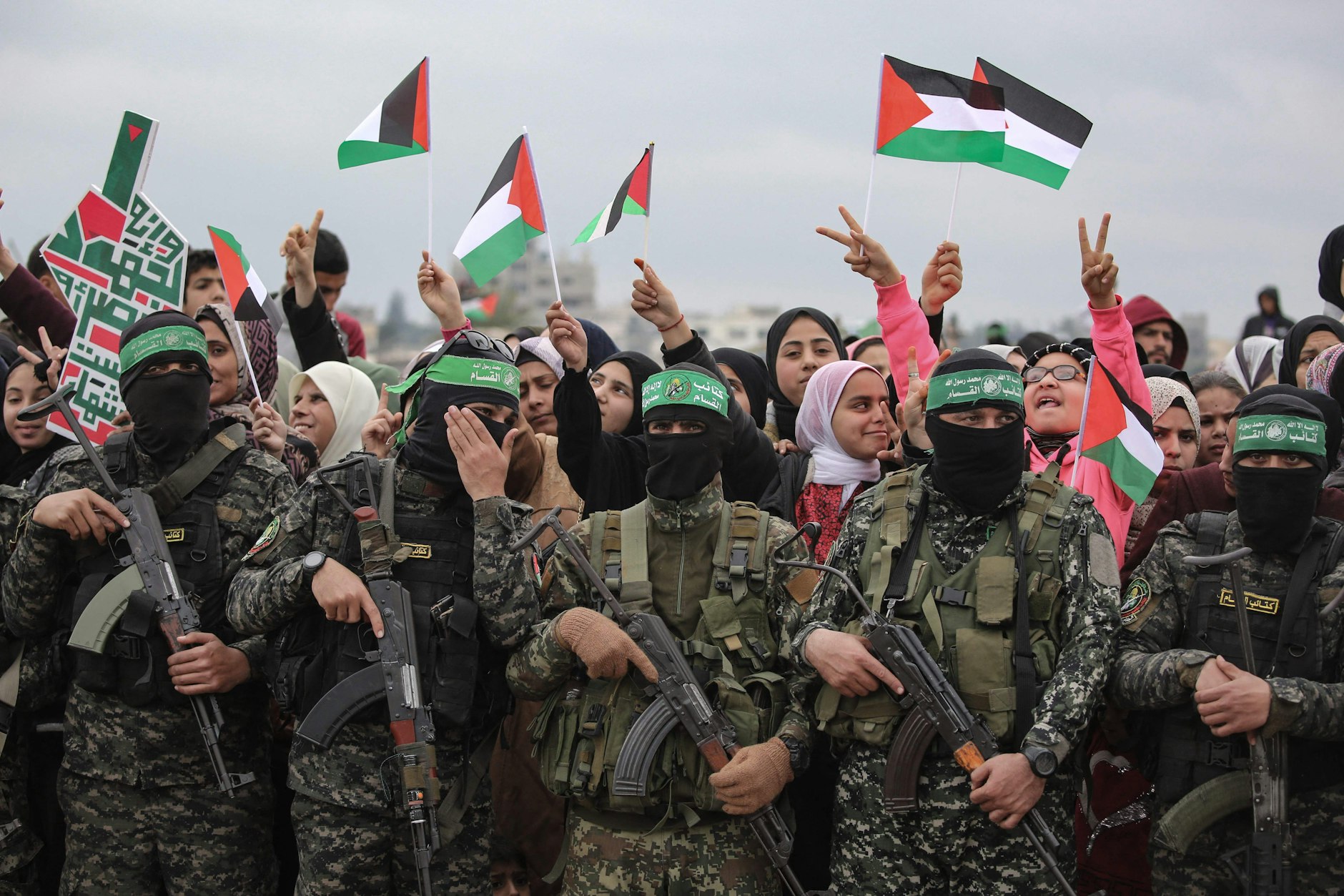 22. Februar 2025: Palästinenser und Hamas-Kämpfer kurz vor der Freilassung israelischer Geiseln im Rahmen eines Gefangenenaustauschs