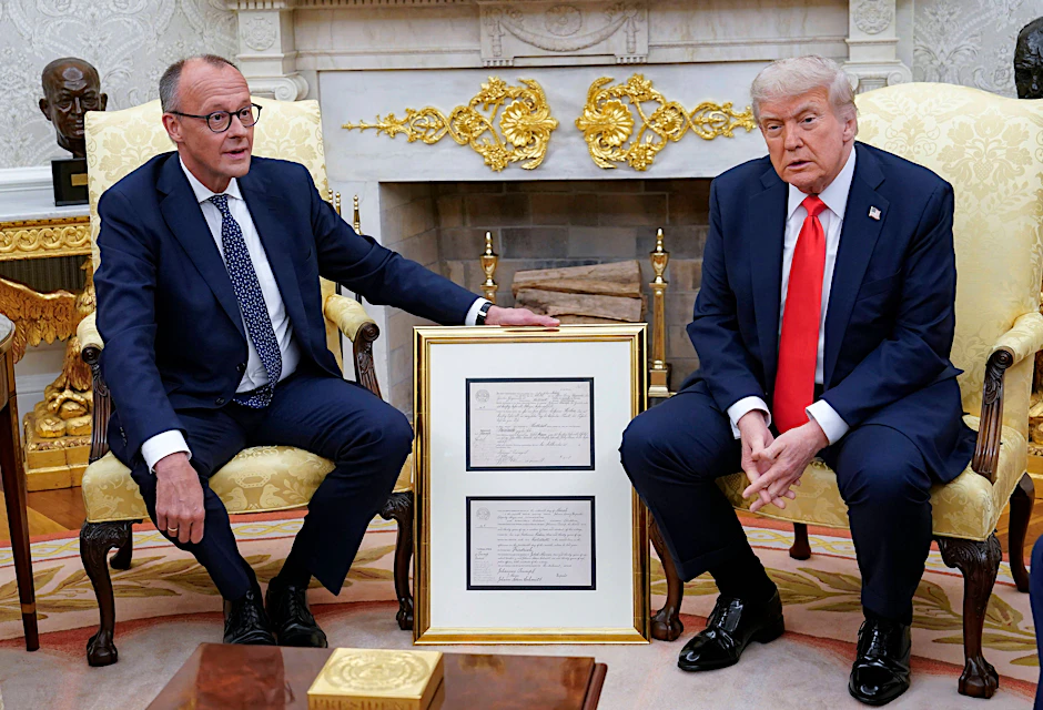 Manspreading vorm Marmorkamin: Merz und Trump bei der feierlichen Bescherung.