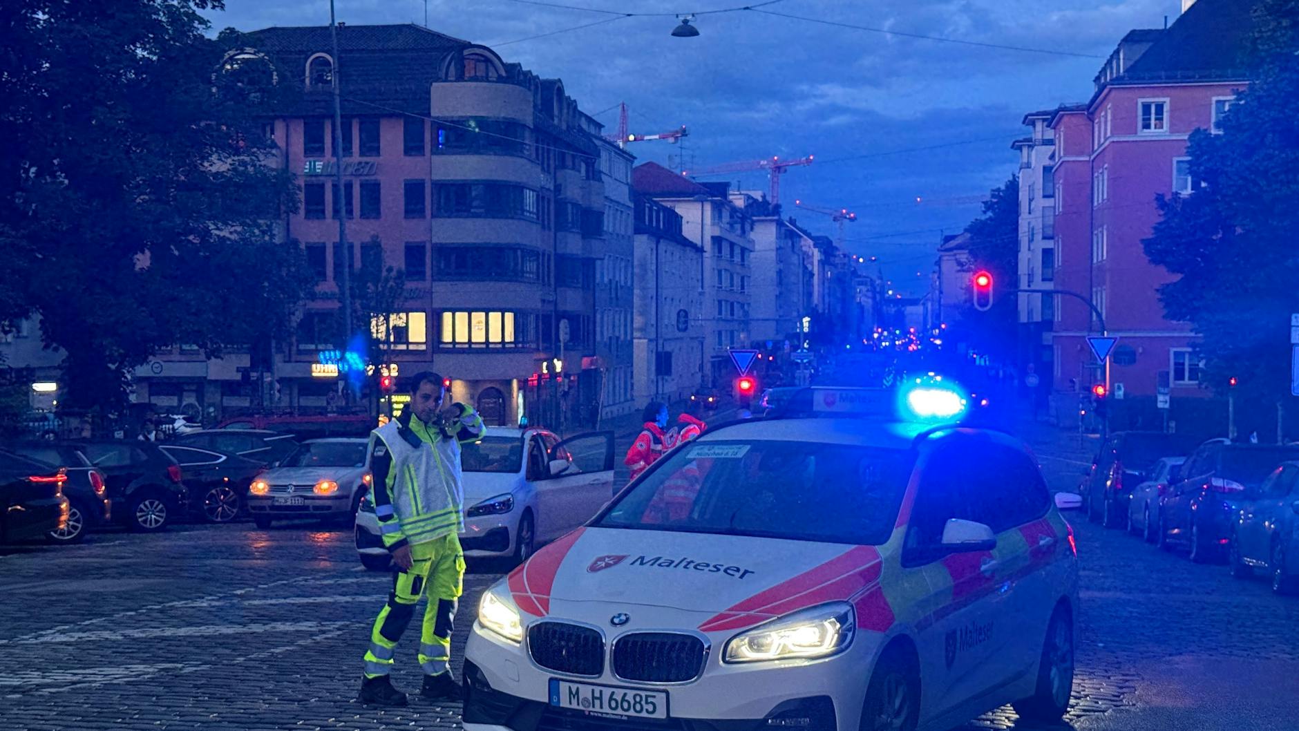 Helfer sind im Einsatz am Tatort an der Theresienwiese in München.