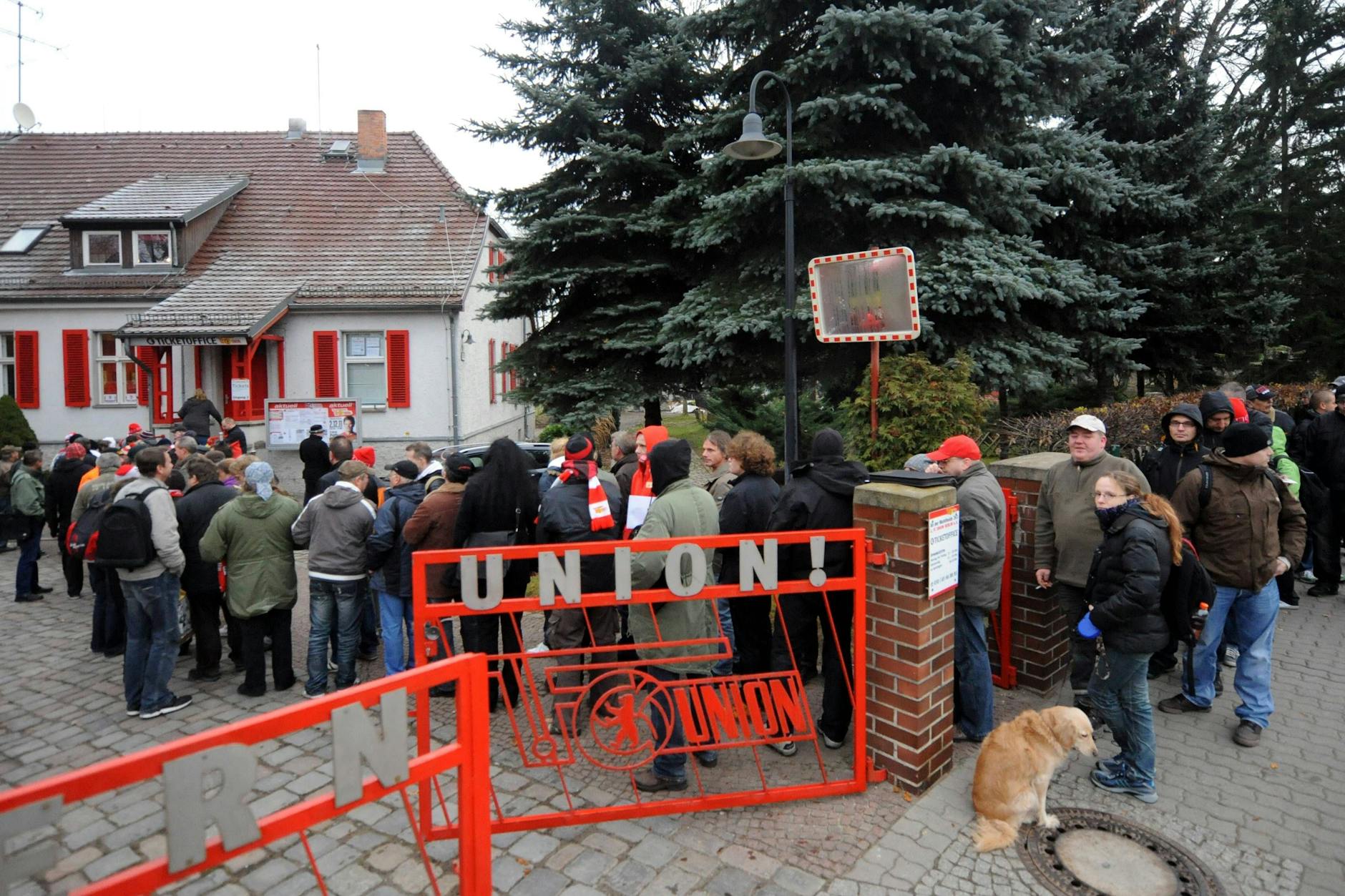 Es ist mal wieder so weit! Ab Dienstag gibt es Massenansturm beim 1. FC Union. Die Stadion-Schmuckaktie wird an die Fans verteilt.