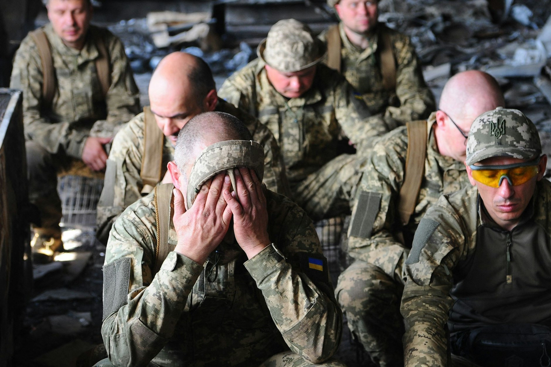 Ukrainische Soldaten, die für den Fronteinsatz vorbereitet werden.