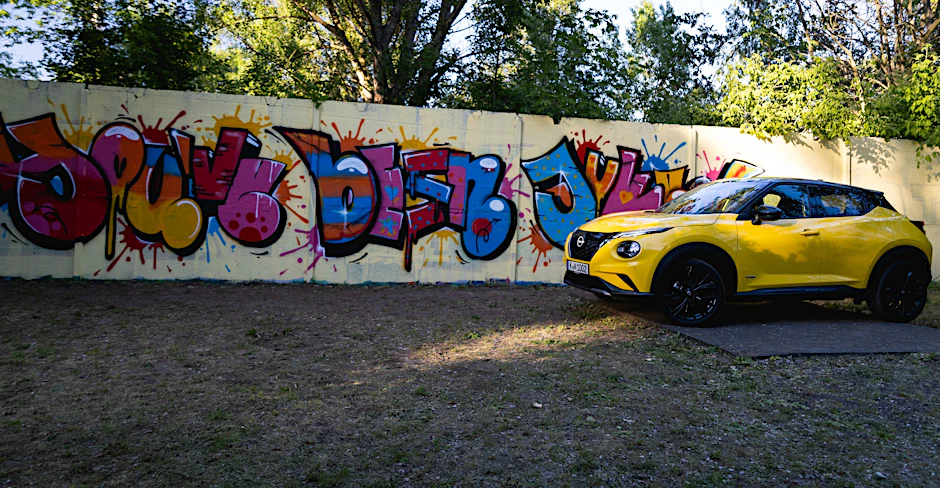 Das coupeartige, stark abfallende Dach, auffällige Linien: Der Nissan Juke soll vor allem jüngere Käufer ansprechen.