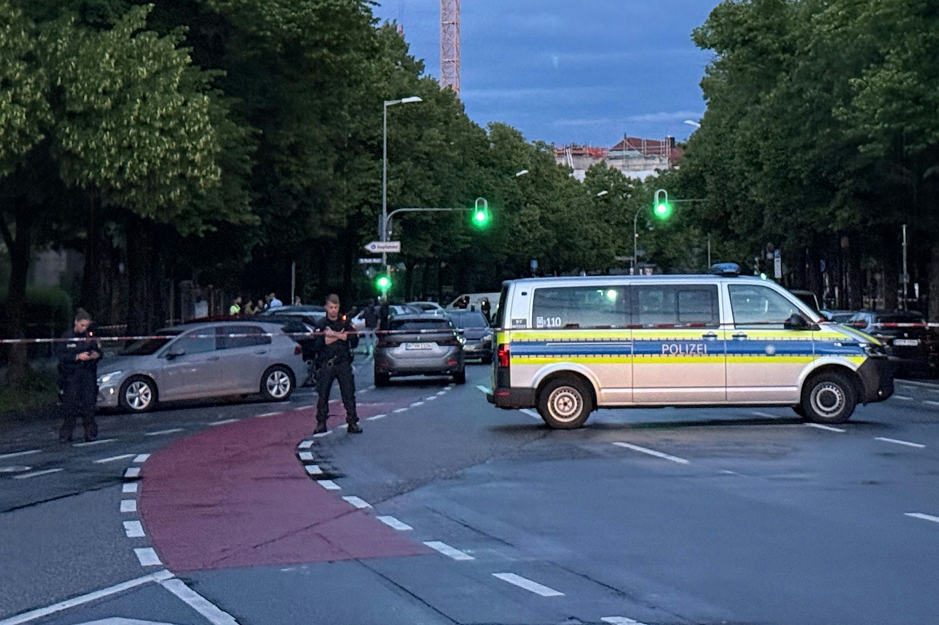 Die Polizei hat den Tatort in München weiträumig abgesperrt.