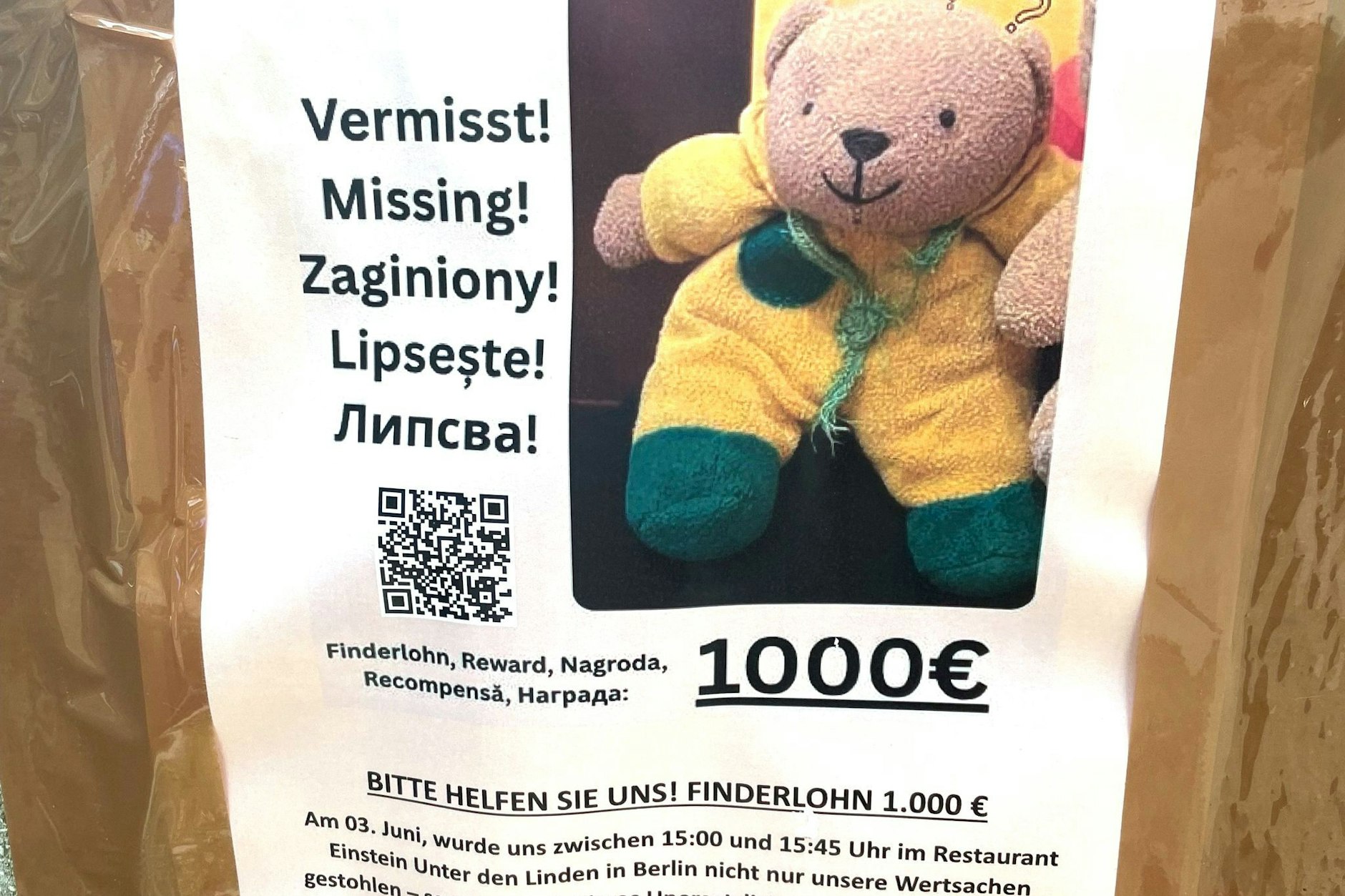 Ein Plakat in der Ahornallee in Berlin-Charlottenburg. In Berlin läuft derzeit eine breit angelegte Suchaktion nach dem Teddybären „Mini“. 1000 Euro Finderlohn sind ausgesetzt, „wenn das Bärchen unversehrt zu uns zurückkehrt“.