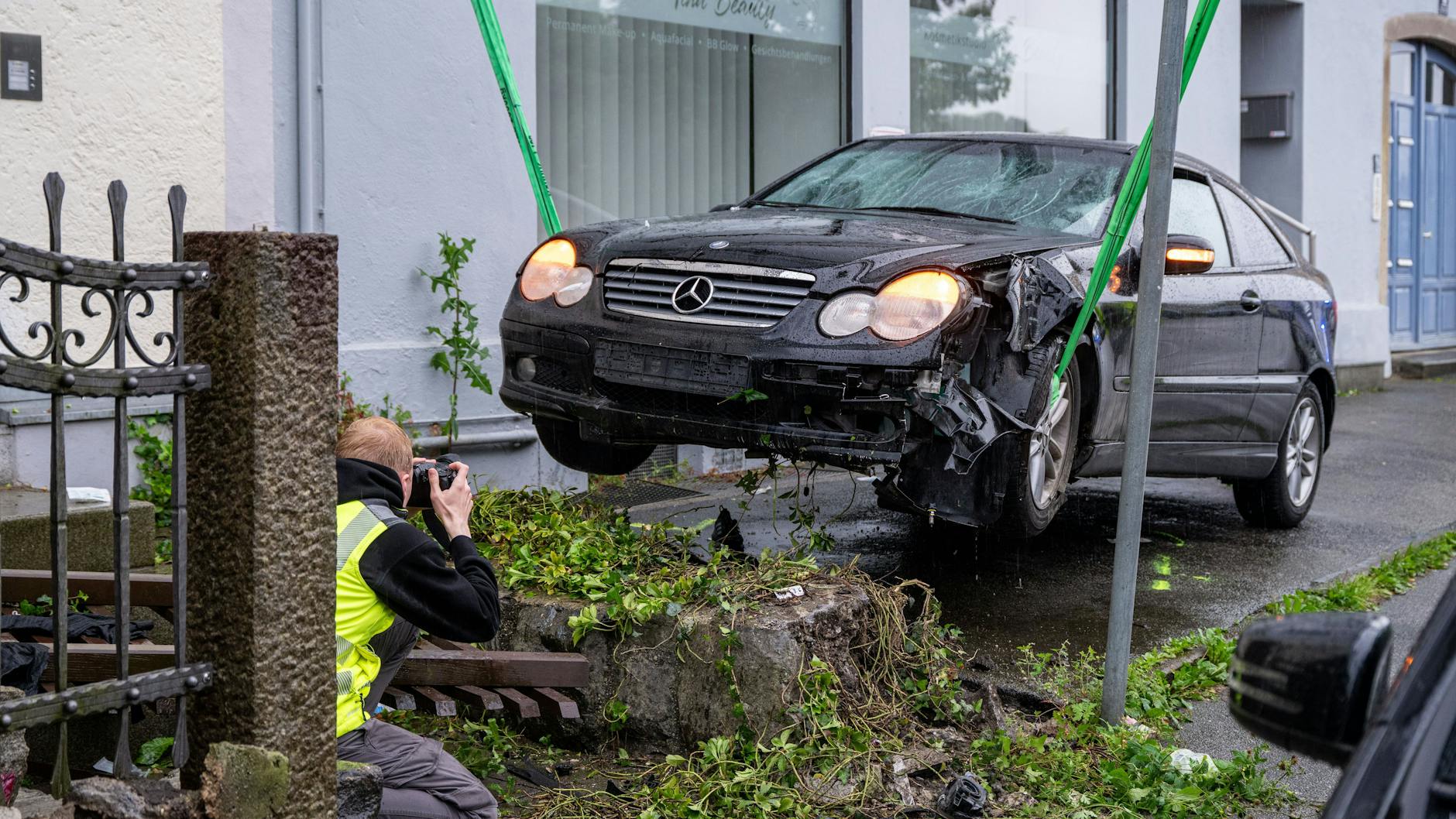 Der Wagen des Irakers wird abtransportiert.
