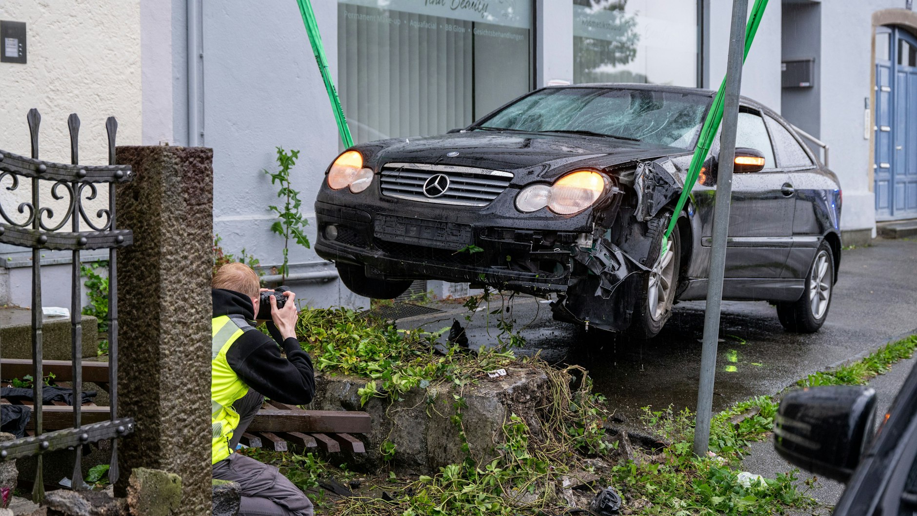 Der Wagen des Irakers wird abtransportiert.