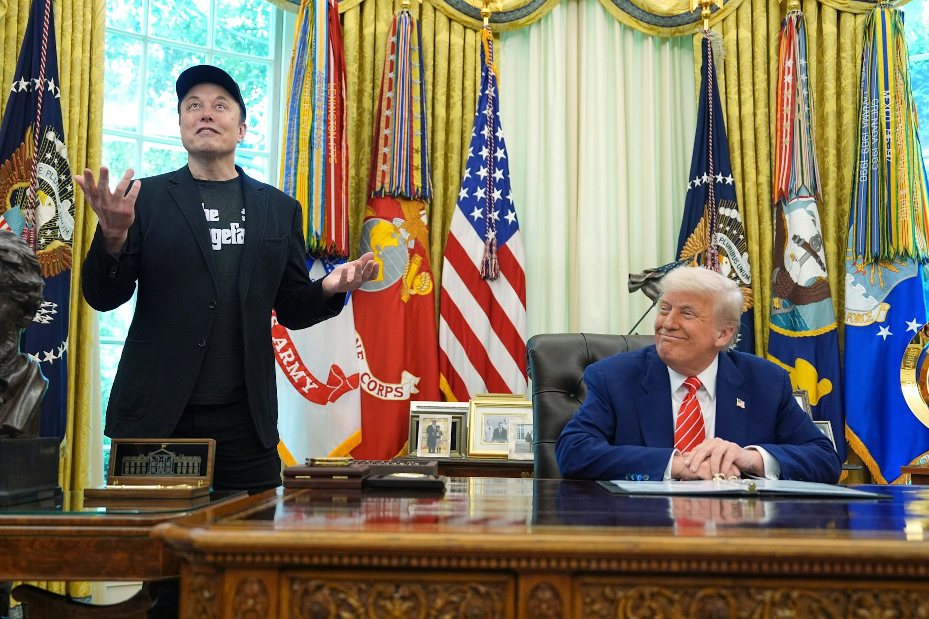 Elon Musk (l) spricht während einer Pressekonferenz mit Präsident Donald Trump im Oval Office des Weißen Hauses.