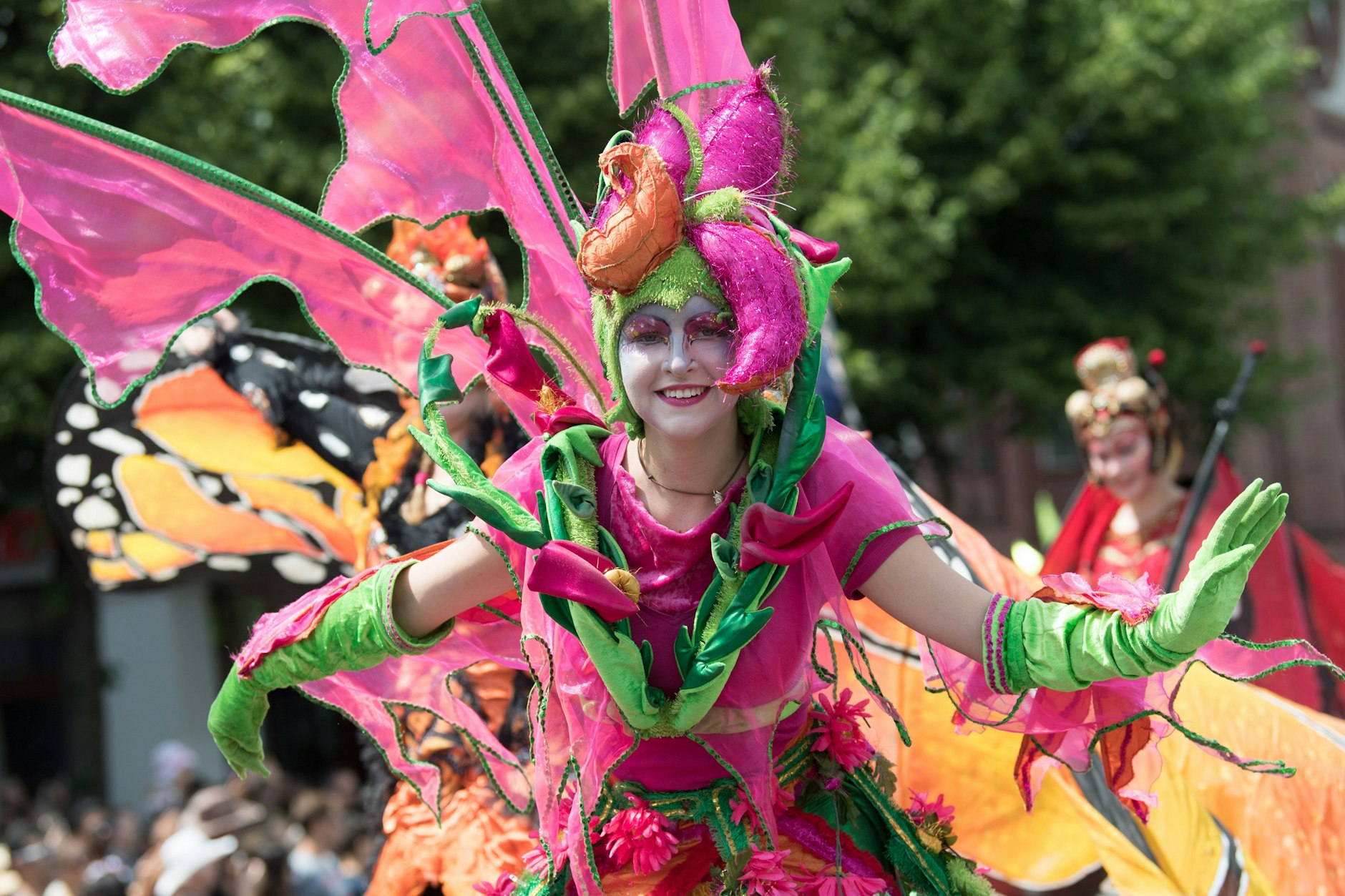 Eine farbenfroh kostümierte Tänzerin beim Karneval der Kulturen in Berlin.