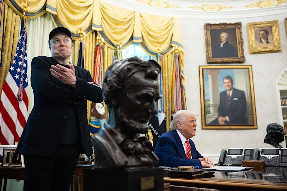 Steve Bannon sieht in Elon Musk ein „Sicherheitsrisiko“ für die USA – und fordert staatliche Kontrolle über SpaceX