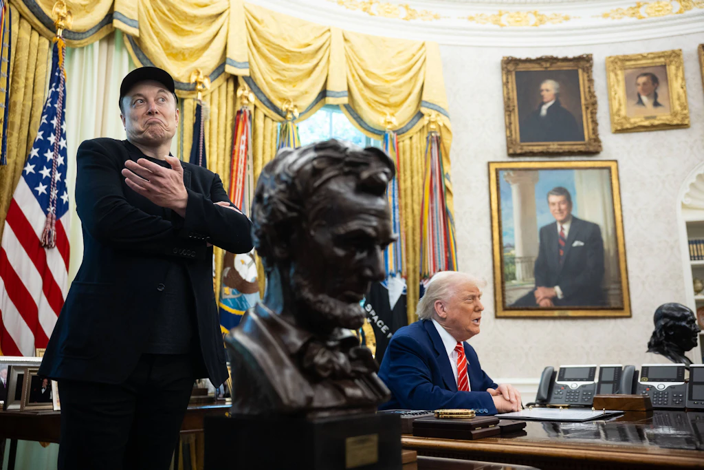 Steve Bannon sieht in Elon Musk ein „Sicherheitsrisiko“ für die USA – und fordert staatliche Kontrolle über SpaceX