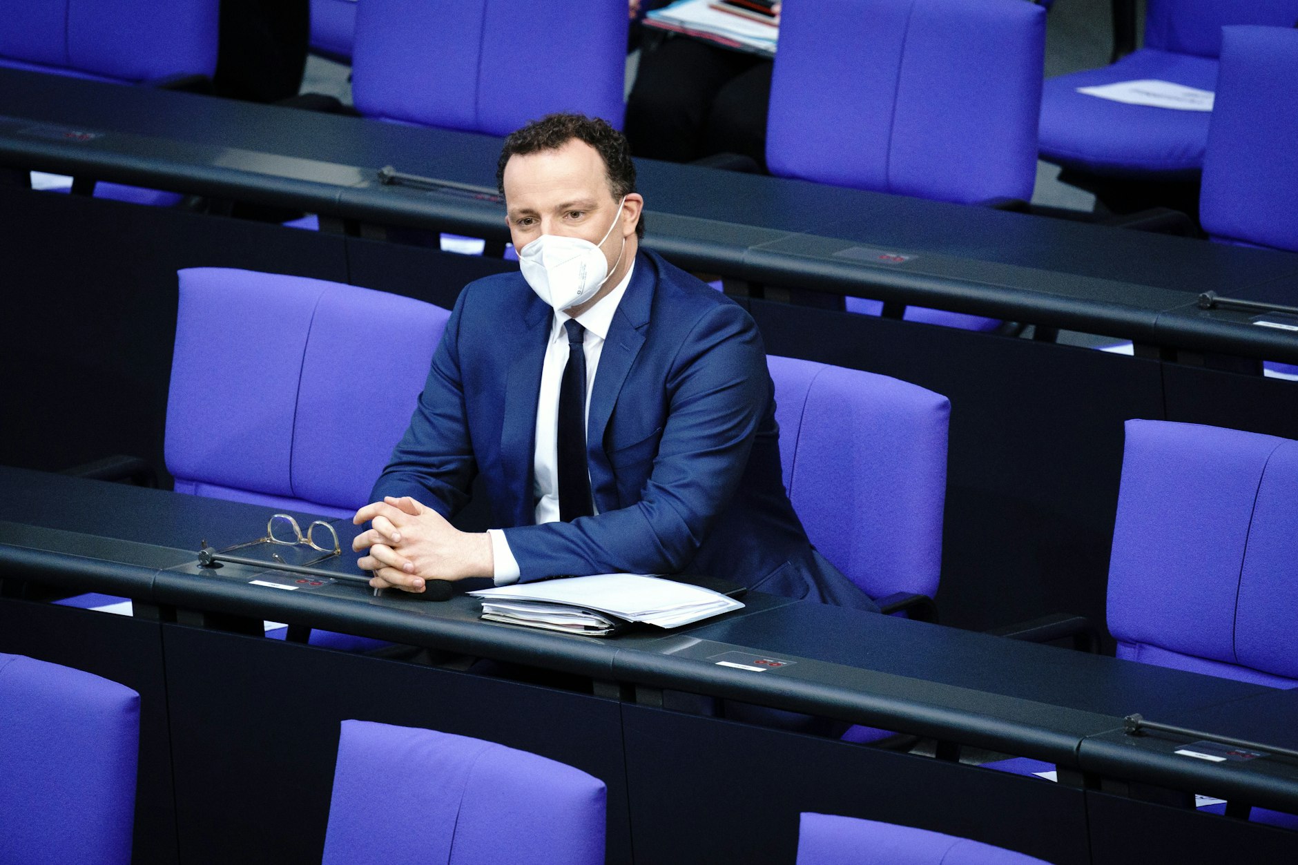 Jens Spahn sitzt mit Corona-Schutzmaske im Bundestag.