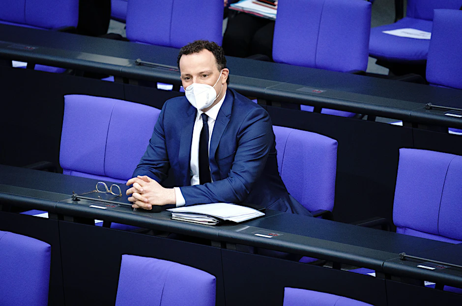 Jens Spahn sitzt mit Corona-Schutzmaske im Bundestag.