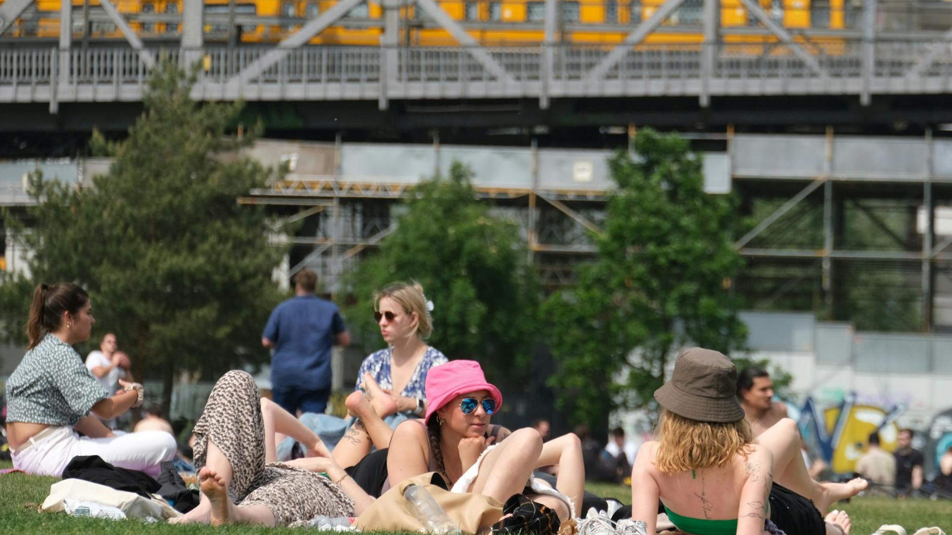 Sonnen im Park am Gleisdreieck. Sommer, Sonne, Hitze? Erste Wetterprognosen sagen sehr warme Sommermonate voraus.