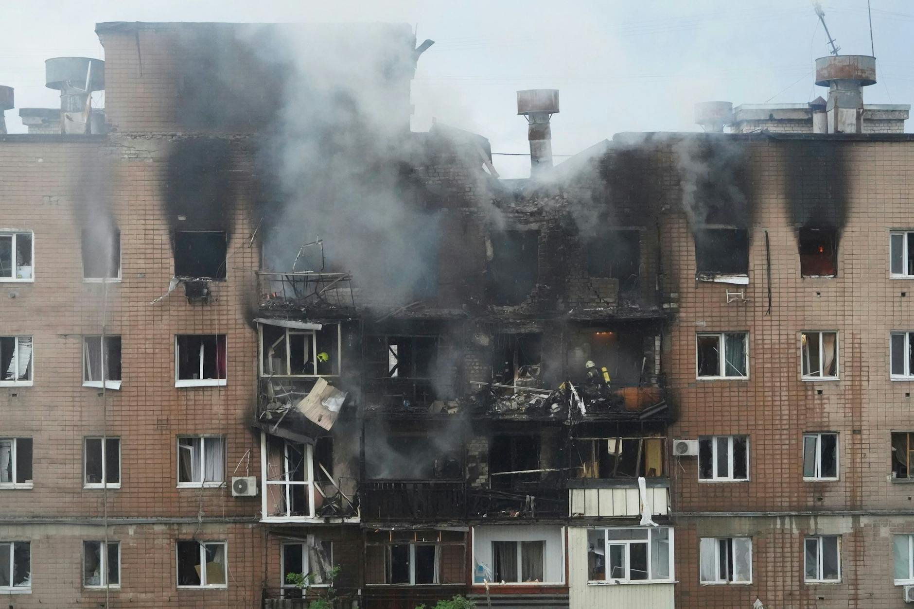Blick nach einem russischen Angriff auf ein Wohnhaus in Charkiw, Ukraine.