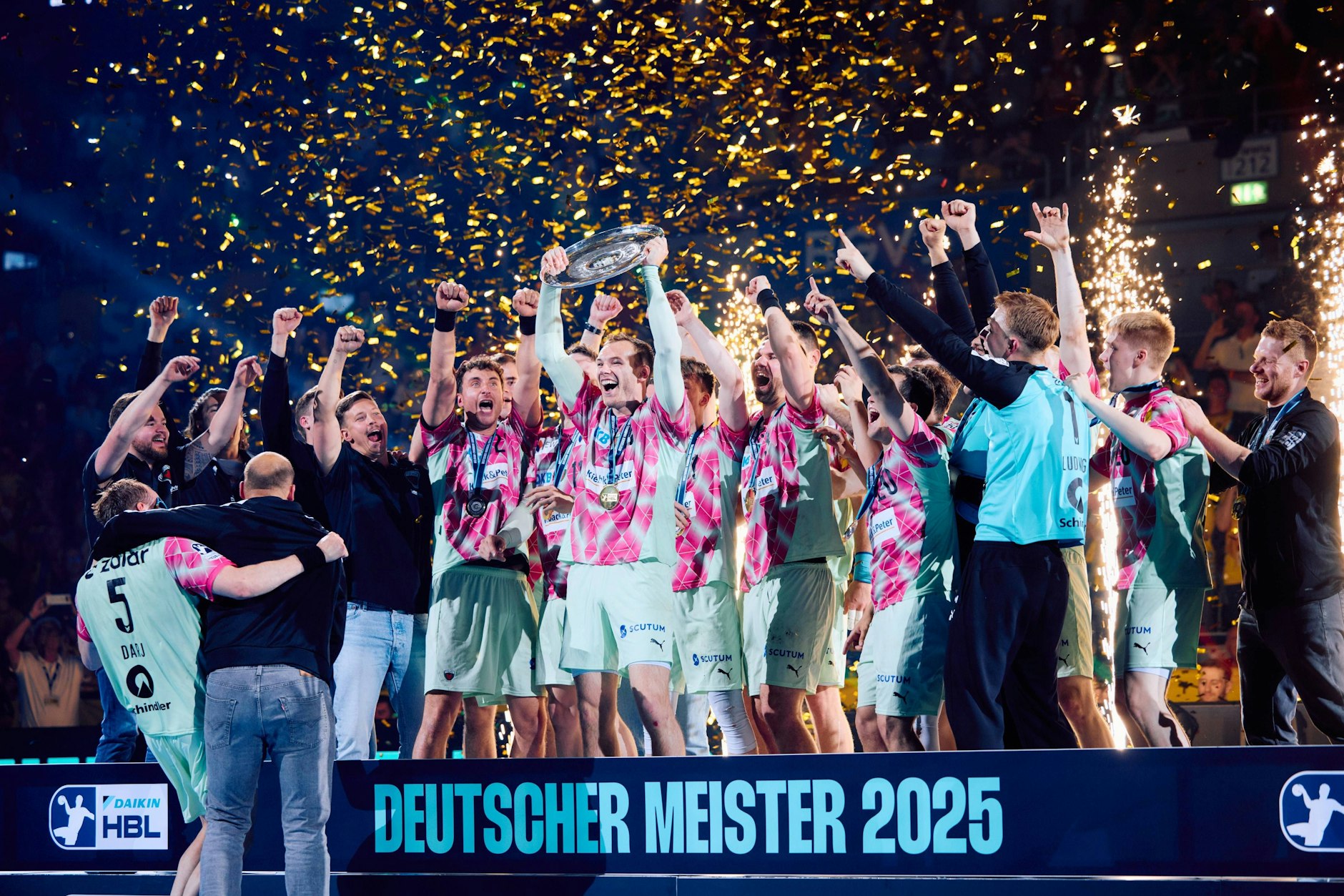 So sehen Meister aus! Die Handball-Füchse jubeln mit der Titel-Trophäe.