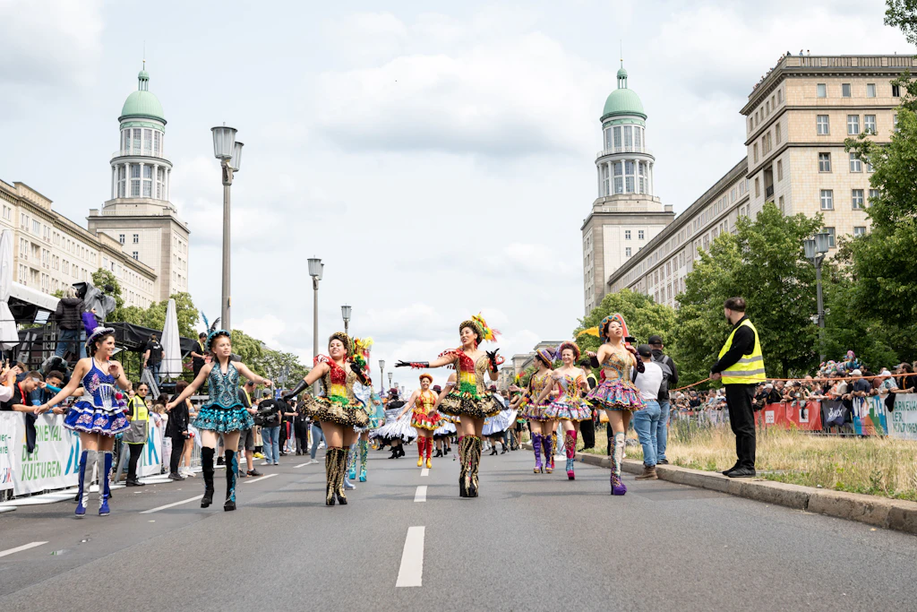 Trommeln statt Panzerparade: So war der Karneval der Kulturen auf der Karl-Marx-Allee
