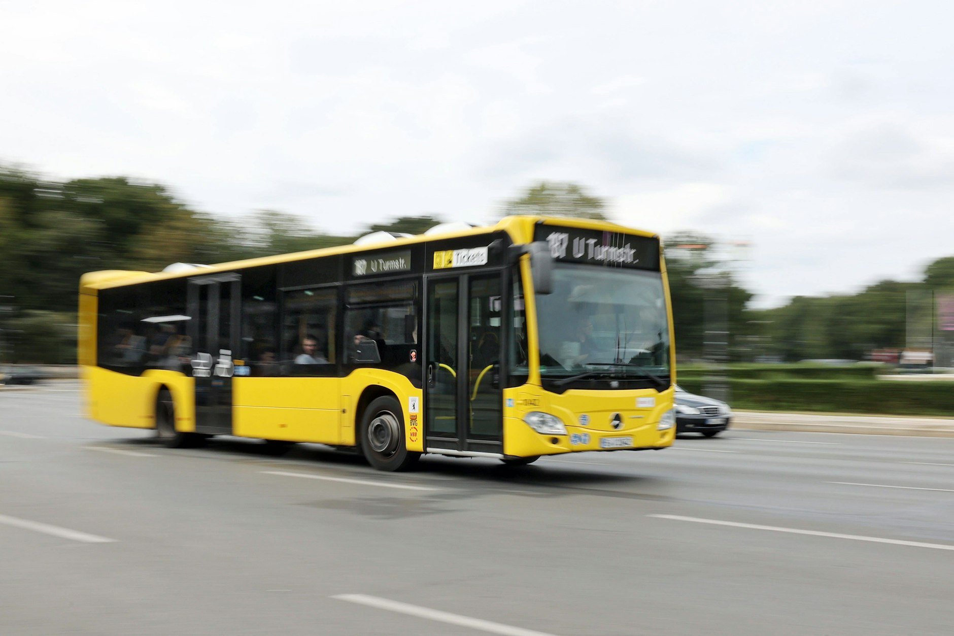 Ein liegengebliebenes Auto auf der Hofjägerallee führte zu einem heftigen Busunfall mitten in Berlin. Fünf Fahrgäste wurden verletzt (Symbolfoto).