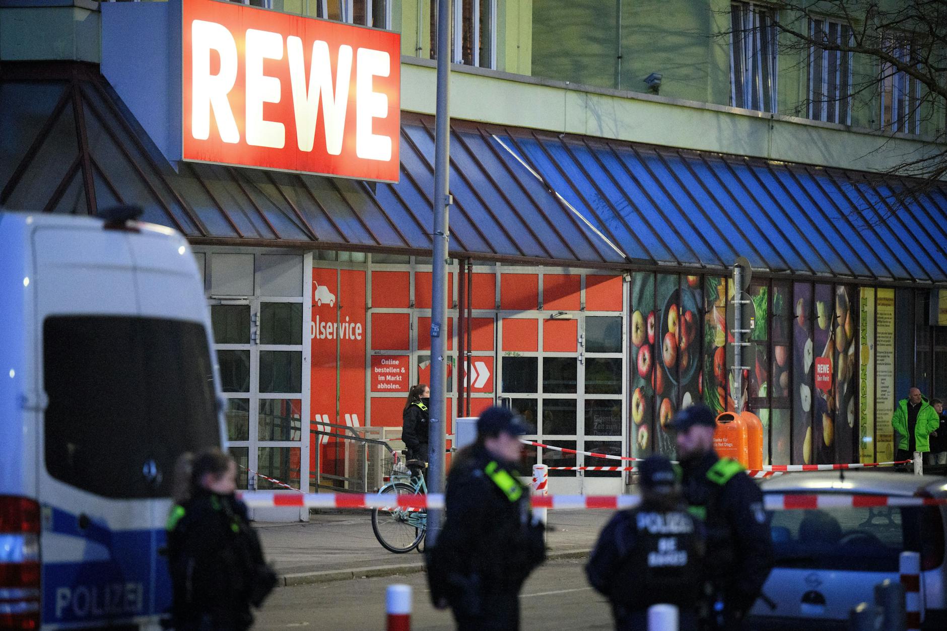 31.12.2024, Berlin: Polizisten stehen an einem abgesperrten Bereich vor einem Supermarkt in Charlottenburg. Zwei Menschen sind dort bei einem Messerangriff verletzt worden (Archiv).
