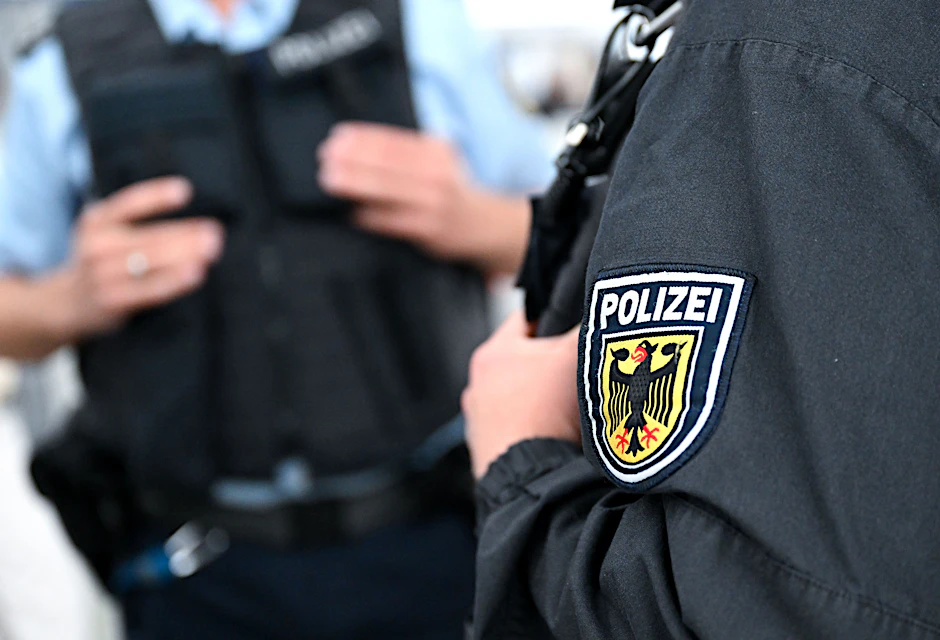 Die Bundespolizei soll nach dem Willen von<a href="https://www.berliner-zeitung.de/news/afd-verbotsversuch-alexander-dobrindt-warnt-vor-boesem-erwachen-li.2331524"> Alexander Dobrindt</a> (CSU) mit Elektroschockgeräten ausgestattet werden.