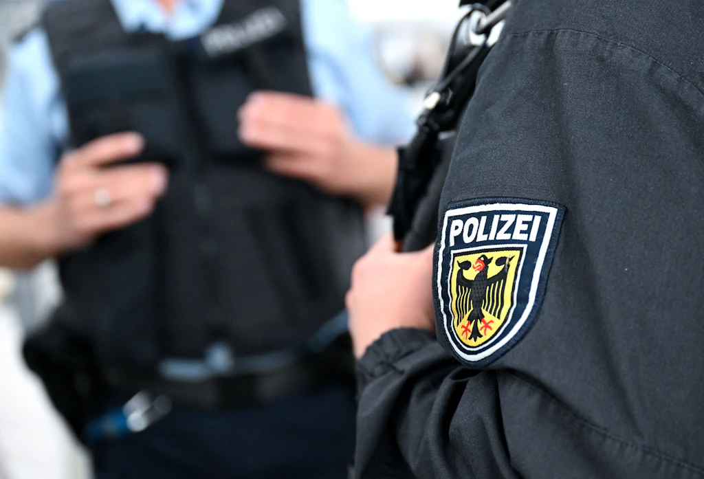 „Zwingend notwendig“: Alexander Dobrindt will Taser für die Bundespolizei
