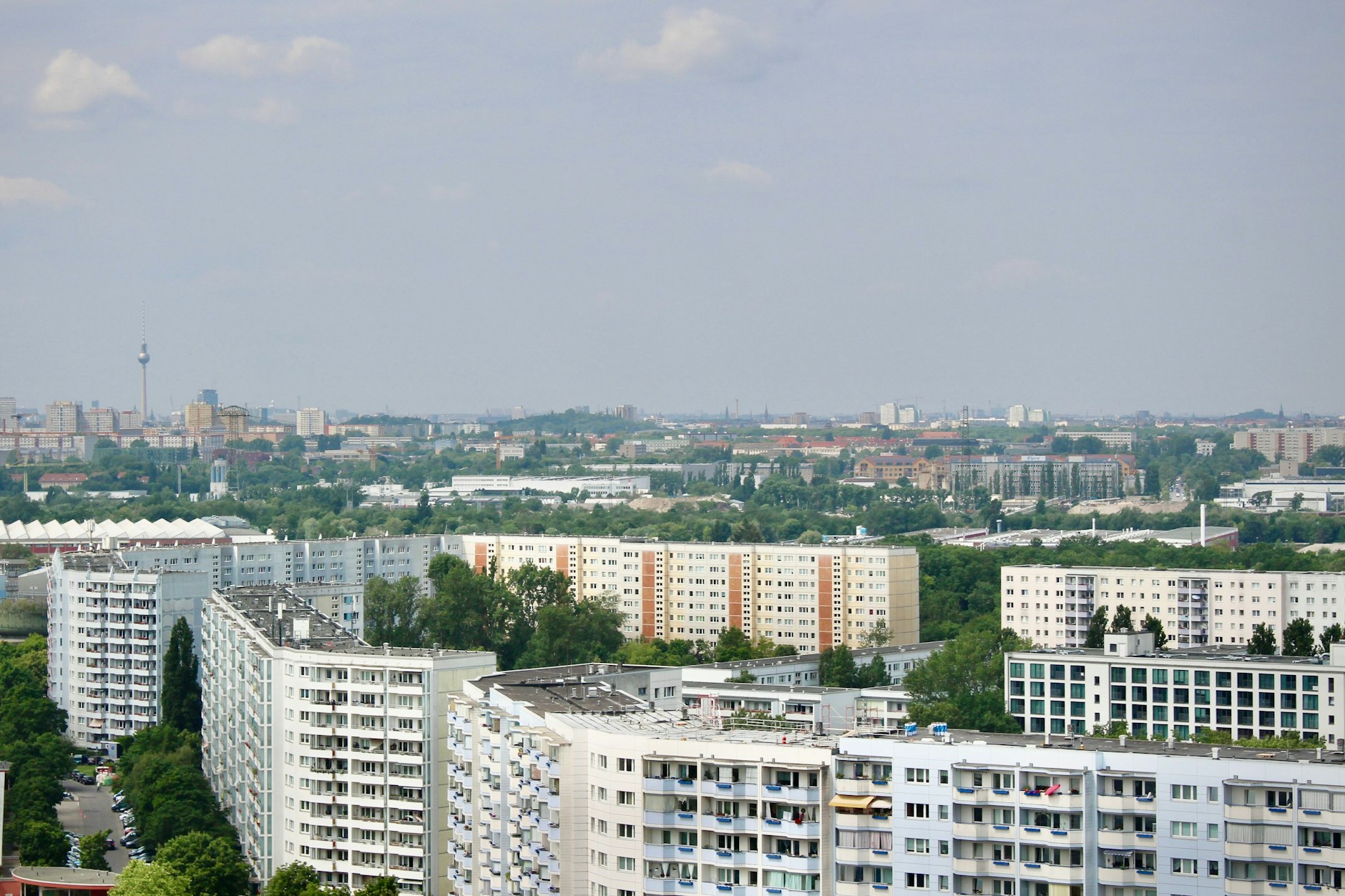 Der Blick auf Berlin-Marzahn aus: In der Raoul‑Wallenberg‑Straße gibt es Wohnungen schon ab etwa 7,30 € pro Quadratmeter kalt.